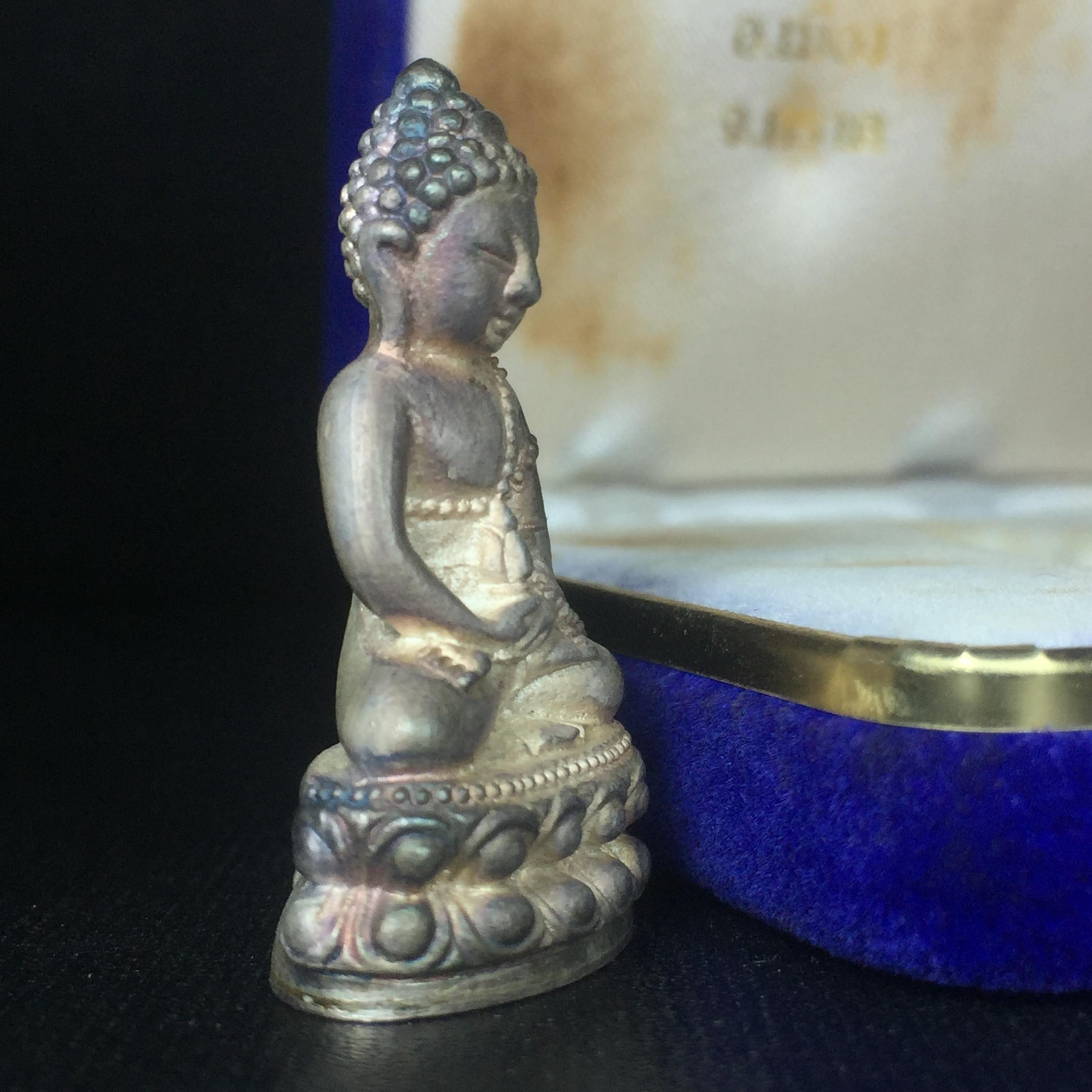 พระกริ่งรุ่นสร้างเจดีย์ วัดคีรีวิหาร ปี 2538 เนื้อเงิน(สภาพผิวสวยเดิม) ที่ระลึกในวาระครบ 5 รอบของ สมเด็จพระวันรัต(จุนท์ พฺรหฺมคุตฺโต) วัดบวรนิเวศวิหาร(เนื้อเงินตอกโค๊ตด้านหลังและเลขใต้ฐาน องค์นี้หมายเลข 360(ผลรวมได้9 เลขมงคล))(1 ใน 561 องค์)หายาก!!