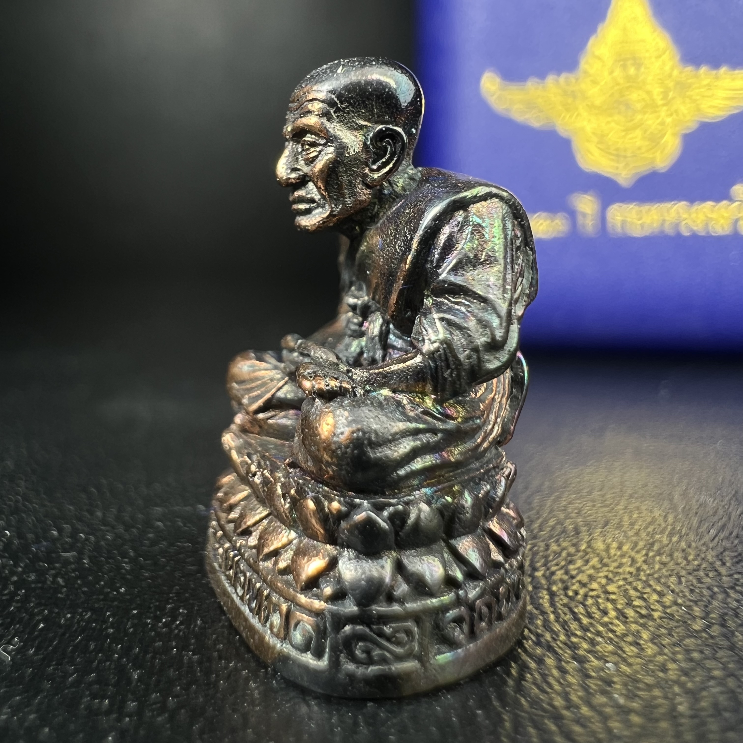 รูปเหมือนหล่อลอยองค์หลวงปู่ทวด รุ่น 111ปี กระทรวงกลาโหม เนื้อนวโลหะรมดำ-ปัดเงา ปี2540 พิธีใหญ่ เข้มขลัง นิยม พร้อมกล่องบรรจุเดิม(คัดสภาพสวยผิวเทพๆผิวรุ้งๆ)ทั้งพิธีทั้งพุทธศิลป์ทรงคุณค่าอีกหนึ่งรุ่นยอดนิยม