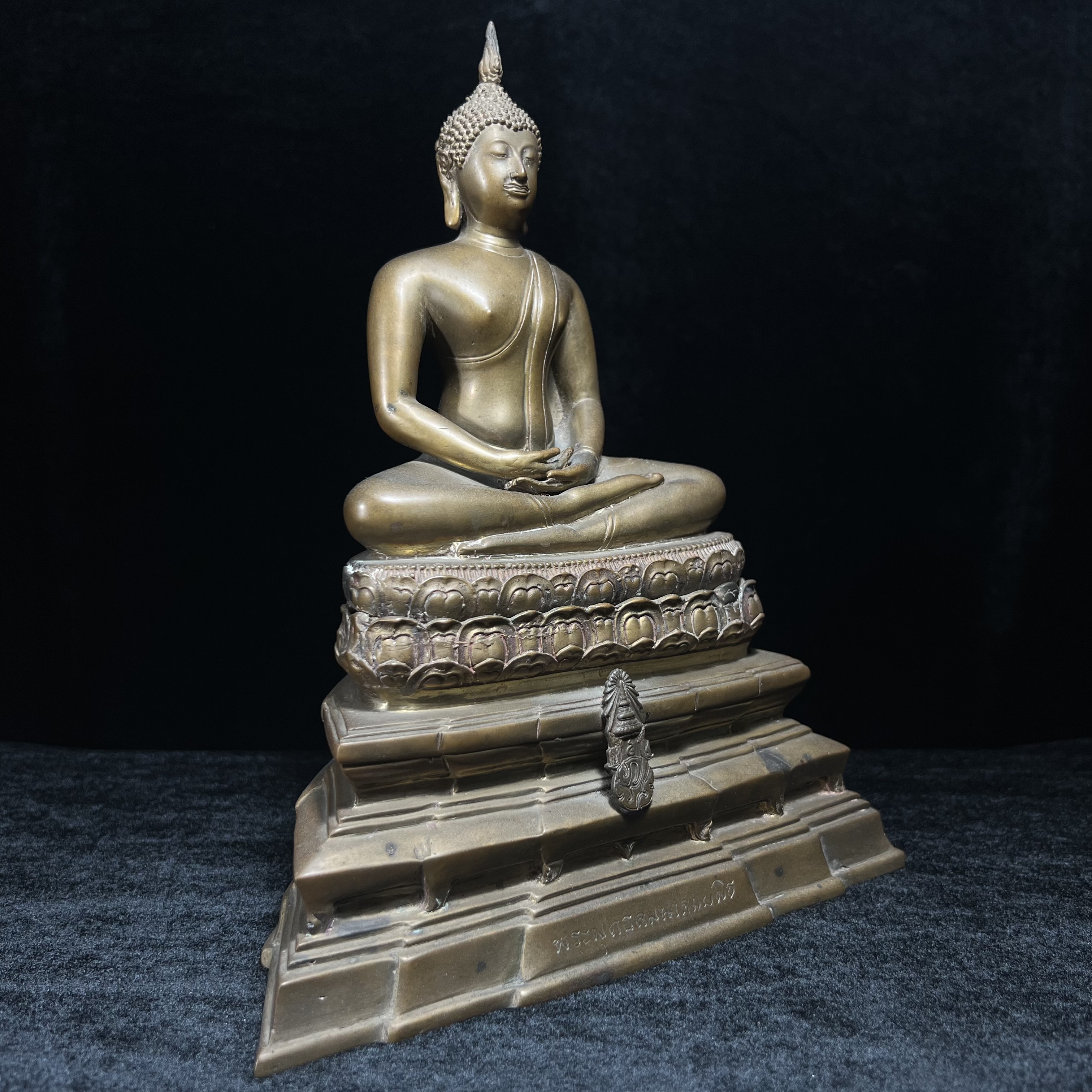 พระพุทธคมนาคมบพิธ (พระพุทธสิหิงค์จำลอง) ภปร. ครบรอบ 84 ปี กระทรวงคมนาคม พ.ศ.2539 หน้าตัก 5 นิ้ว เนื้อลำอู่แดง(หายาก)