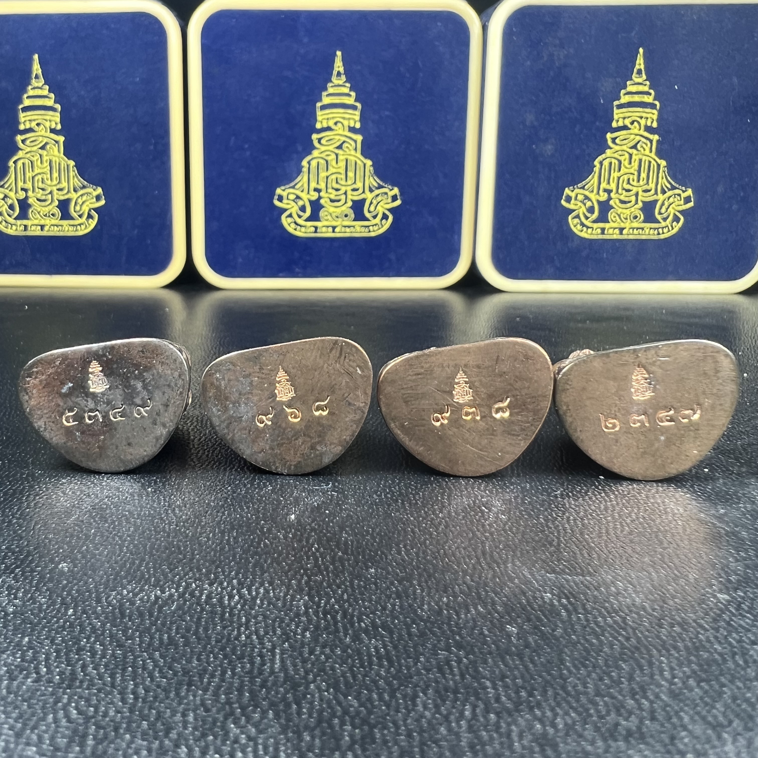 พระรูปเหมือนลอยองค์ สมเด็จพระสังฆราช วัดบวรนิเวศวิหาร รุ่น คชวัตร ปี2546 ที่ระลึกงานฉลองพระชนมายุ 90 พรรษา เนื้อนวโหละ (พิมพ์ใหญ่หน้าตัก 1.5ซม.+พิมพ์เล็กหน้าตัก1 ซม.)รวม1 ชุด 2 องค์