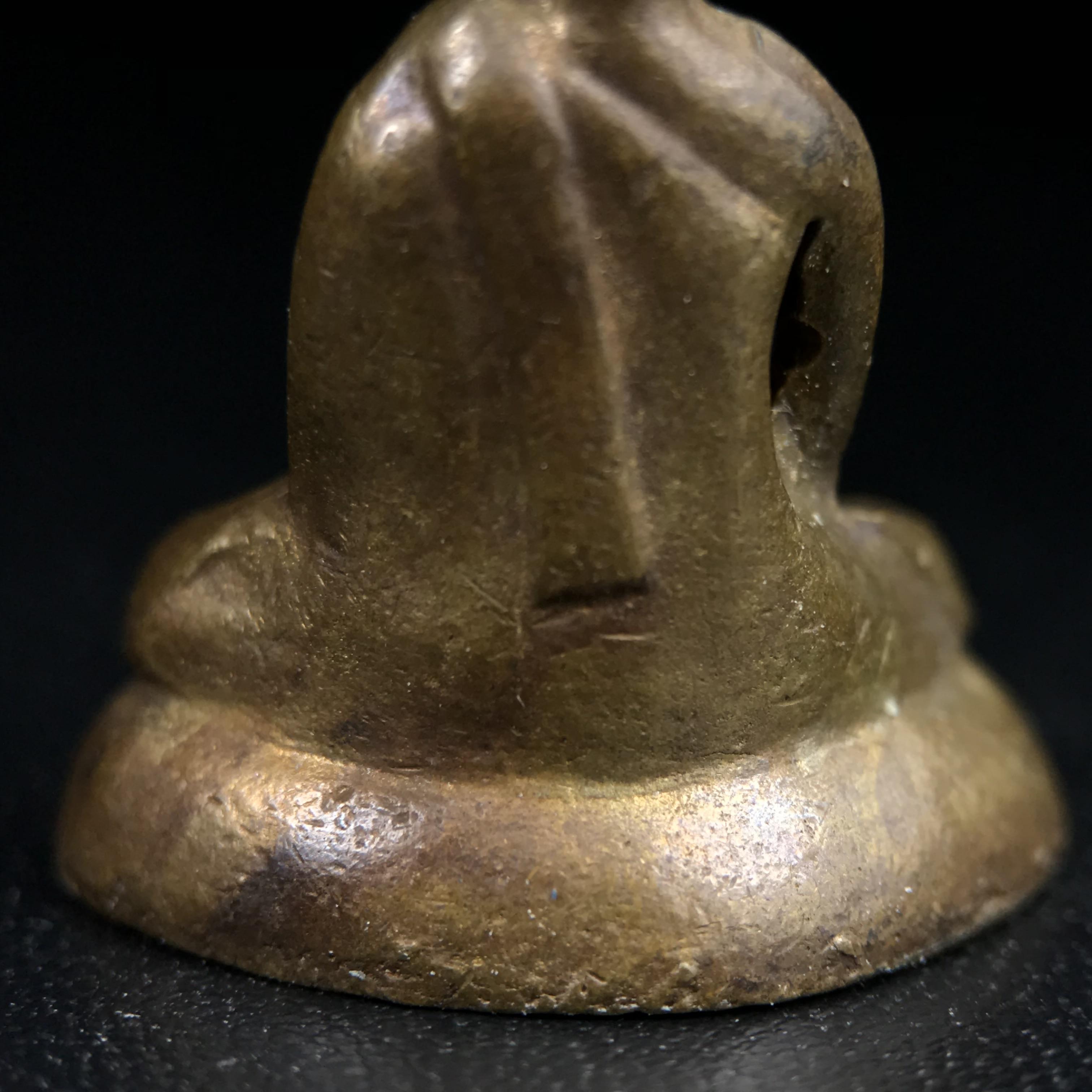 พระกริ่งฝีพระหัตถ์สมเด็จย่า ขนาดห้อยบูชาขนาดเล็ก จัดสร้างขึ้นเนื่องในวาระครบ 6 รอบ เมื่อวันที่21 ตุลาคม พ.ศ.2515(ในหลวงรัชกาลที่ 9 เสด็จพระราชดำเนินทรงเททอง)ปลุกเสกยิ่งใหญ่ เกจิ 108 รูป ร่วมปลุกเสก คัดสภาพสวยแบบนี้พบเจอน้อยมาก หมายเลขต้นๆหลักร้อย หายากมาก