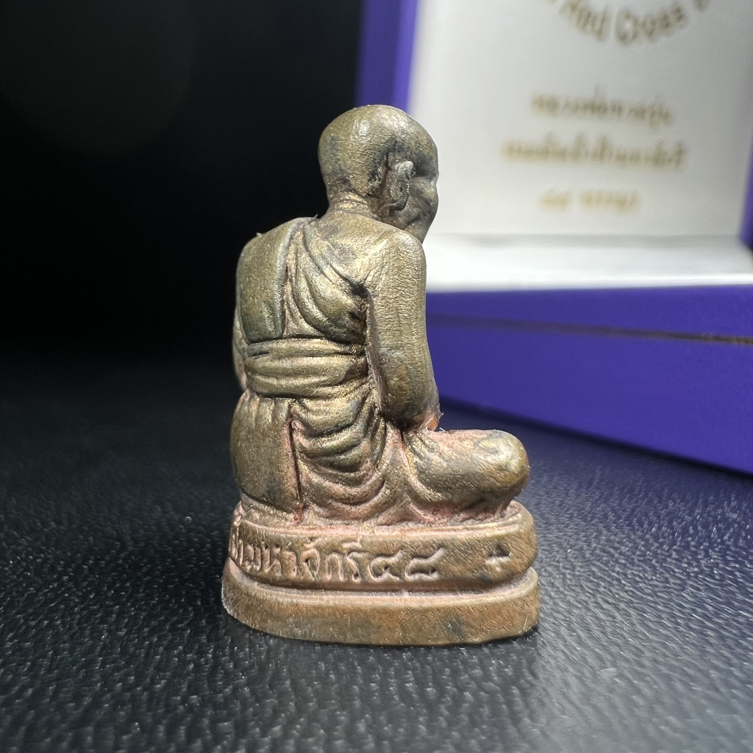 หลวงพ่อทวด สธ. รุ่นสมเด็จเจ้าฟ้ามหาจักรี 48พรรษา จัดสร้างโดยสภากาชาดไทย ปี2546 (รูปหล่อขนาดห้อยคอ) ) เนื้อนวโลหะ(ขนาดกลาง 1.5*2.2 ซม.)พุทธาภิเษก ณ วัดช้างให้ จังหวัดปัตตานี พร้อมกล่องบรรจุเดิมสวยงาม