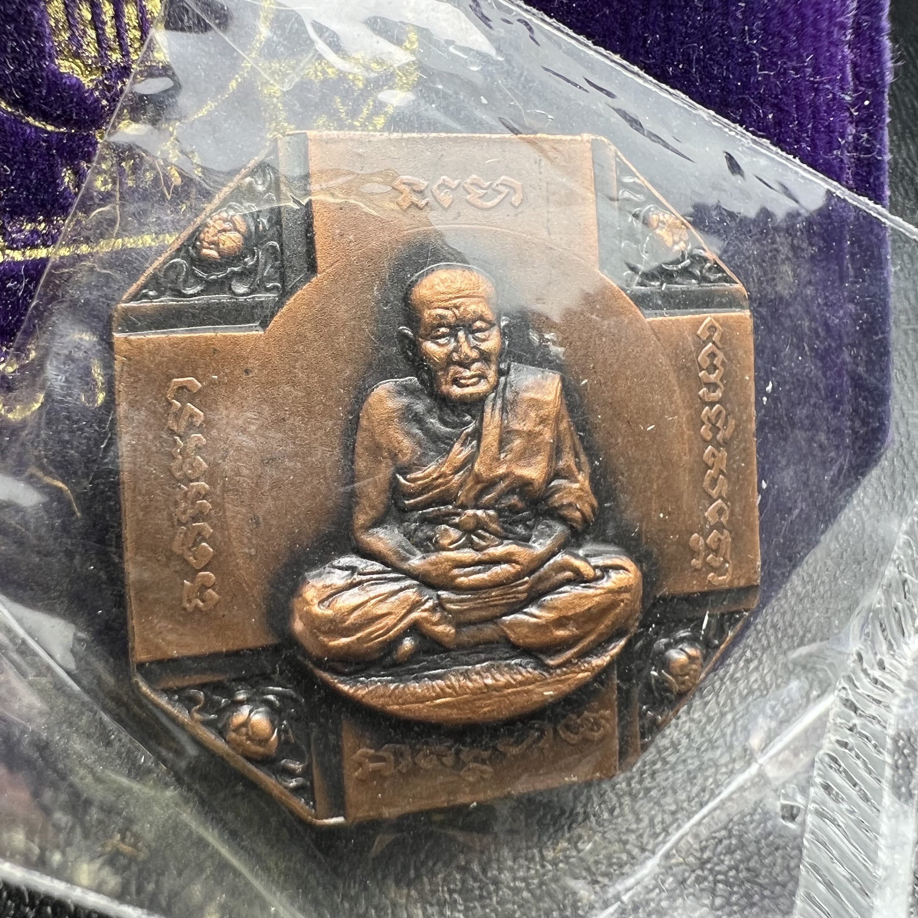 เหรียญหลวงพ่อทวด รุ่นสมเด็จเจ้าฟ้ามหาจักรี 48พรรษา โดยสภากาชาดไทย ปี2546 เหรียญบรอนซ์พ่นทราย(เพื่อพระราชทานตามพระราชอัธยาศัย) ขนาด 2.8 ซม.พร้อมซีนซองถุงบรรจุเดิมครบสวยงาม(เหรียญจัดสร้างเนื้อพิเศษเป็นรูปแบบพระราชทาน ไม่มีในรายการสั่งจอง หายาก)