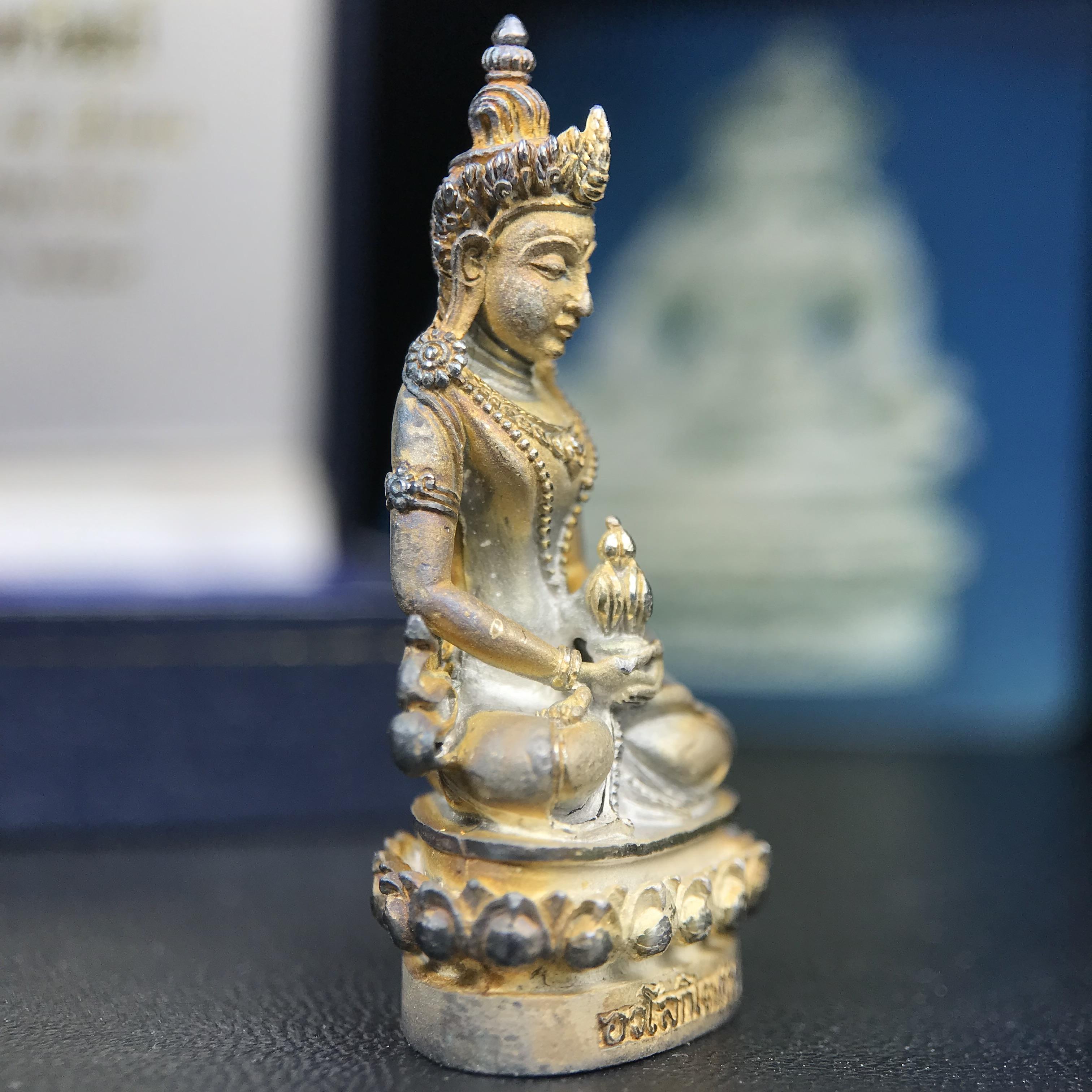 พระกริ่งอวโลกิเตศวร ( เจ้าแม่กวนอิม ) วัดโพธิ์แมนคุณาราม รุ่นอุดมโภคทรัพย์ พ.ศ.2539 เนื้อเงินพ่นทราย(ผิวเดิม ขึ้นสีรุ้งธรรมชาติ แบบนิยม เสน่ห์ของพระเนื้อเงิน) (พร้อมกล่องบรรจุการ์ดใบรับรองเดิมครบ)(อีกหนึ่งรุ่นยอดนิยม พุทธศิลป์สวยงดงาม)หายาก 1 ใน 5000 องค์