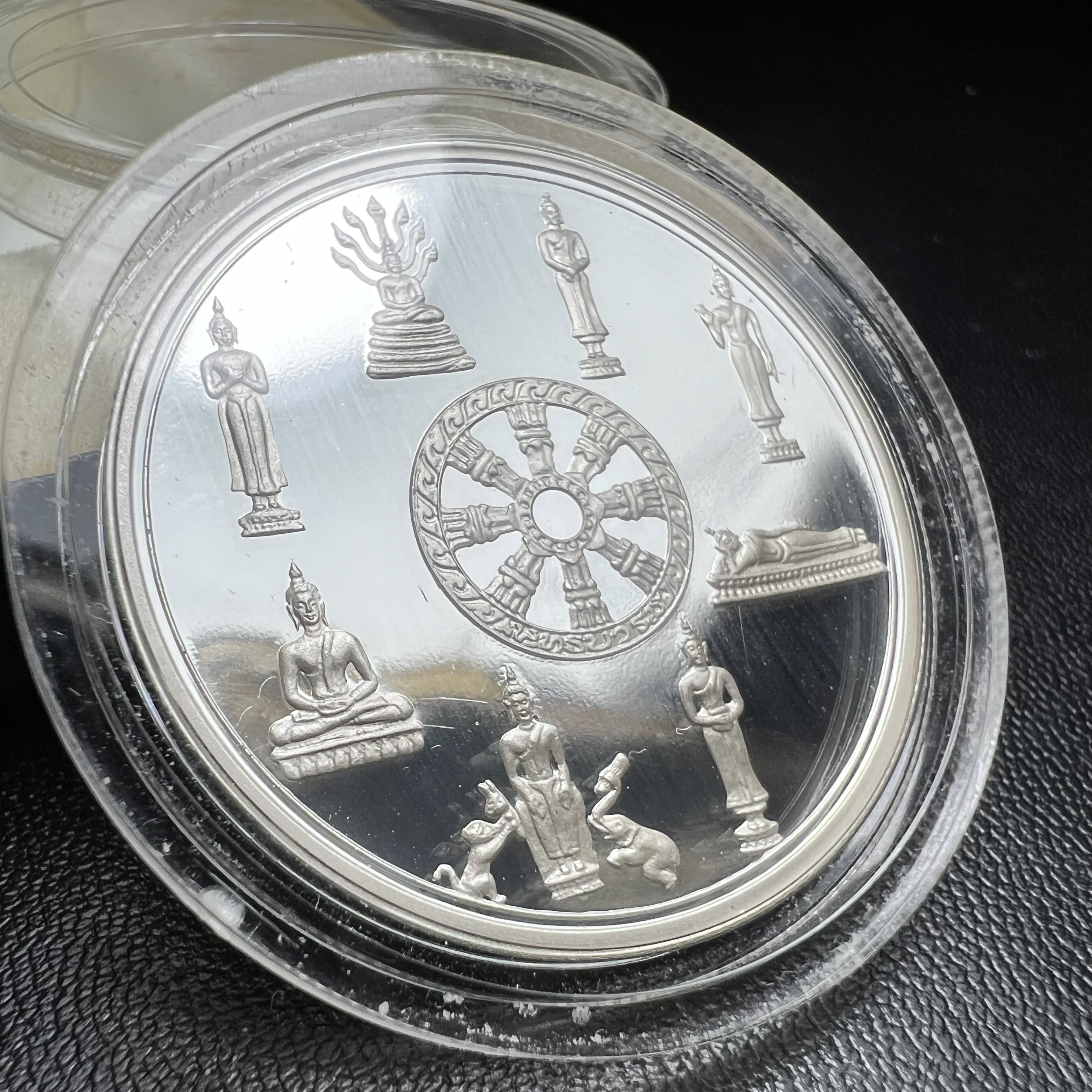 เหรียญพระแก้วมรกต พระพุทธชินราช พระพุทธโสธร รุ่นพุทธบารมี ปี 2540 เนื้อเงินขัดเงา 99.9% พร้อมกล่องบรรจุเดิม พิธีพุทธาภิเษก 2 พิธี มหามงคล (พระพุทธคู่บ้านคู่เมือง รูปแบบเหรียญสวยงดงามมาก พิธีใหญ่ เป็นที่นิยม)สร้างน้อยหายาก 1 ใน 500 เหรียญ