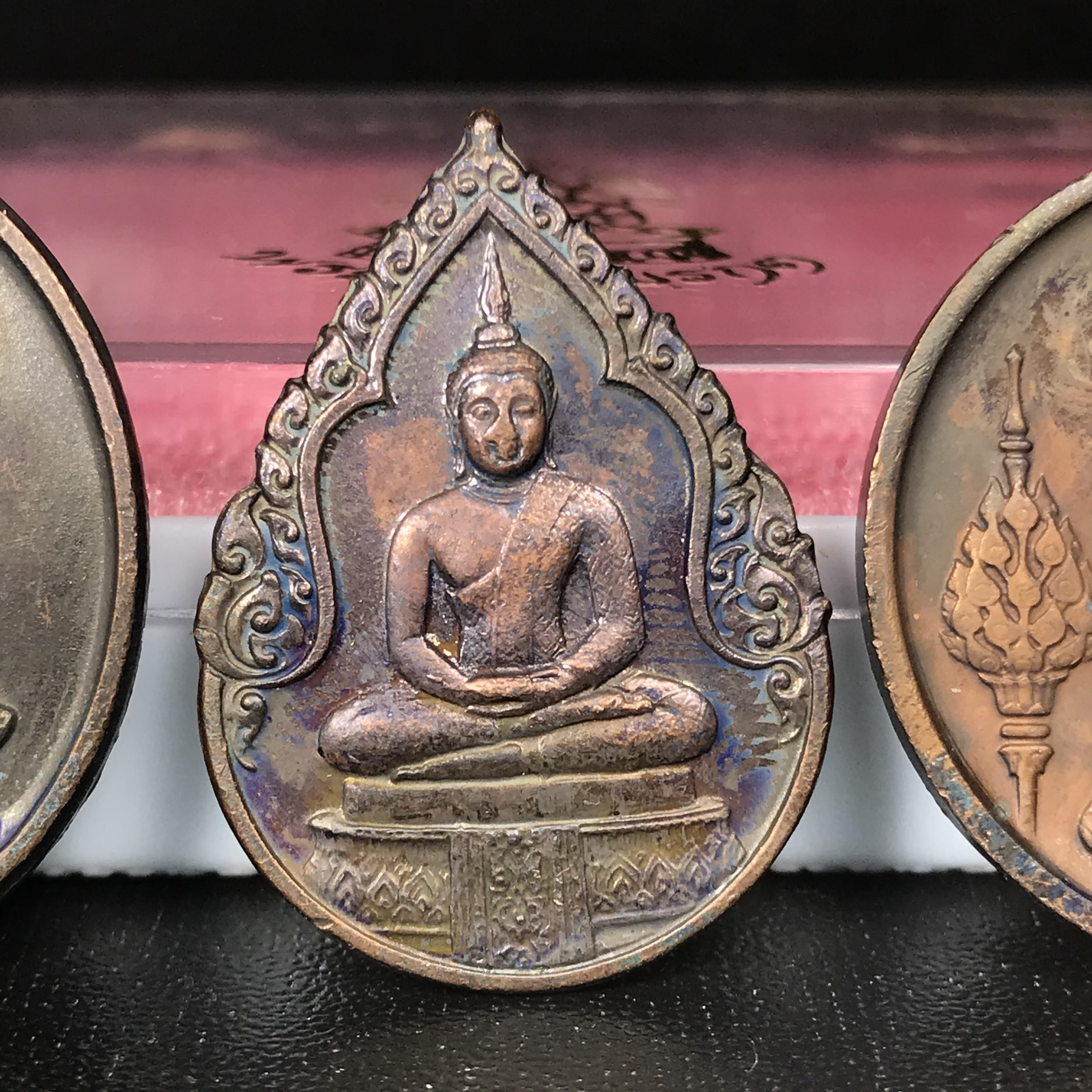 เหรียญพระแก้วมรกตหลัง ภปร ฉลองกรุงรัตนโกสินทร์ครบ 200 ปี พ.ศ.2525 เนื้อทองแดง(ผิวเดิมขึ้นสีรุ้งสวยงาม)กล่องบรรจุเดิมครบ3พิมพ์(บล็อกพระราชศรัธา)(ในหลวงรัชกาลที่9 เสด็จในพิธี)