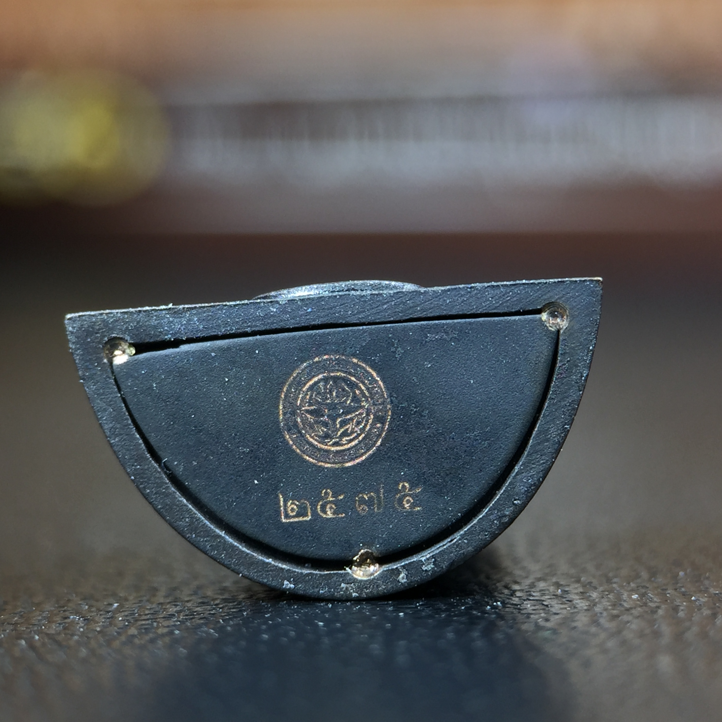 พระพุทธรูปคุ้มเกล้า ภปร. มหามงคล 80พรรษา “รุ่นเย็นศิระเพราะพระบริบาล 80พรรษา มหากษัตริย์คู่แผ่นดินสยาม” เนื้อนวโลหะรมดำ พิมพ์เล็ก ขนาด 10*21 มม.(โลหะชนวนพระ ภ.ป.ร.2508 และผงตะไบพระกริ่งปวเรศ 2530 มาร่วมในการจัดสร้างด้วย)