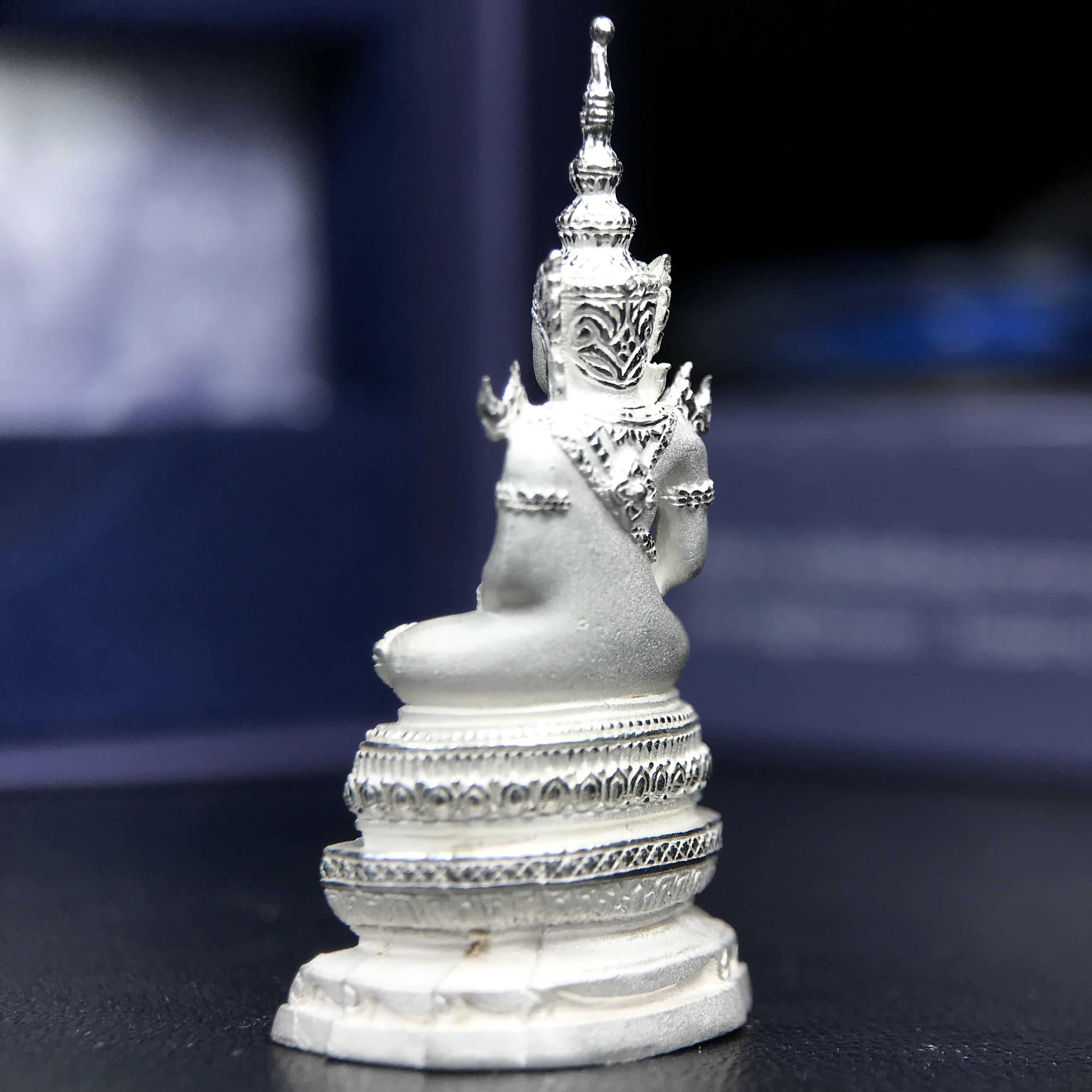 พระแก้วมรกต ภปร. ปี 2547 จัดสร้างโดยโรงพยาบาลภูมิพลอดุลยเดช เนื้อเงิน ลอยองค์ หน้าตัก 1/2 นิ้ว พิธีมหามังคาภิเษก ณ พระอุโบสถวัดพระศรีรัตนศาสดาราม(วัดพระแก้ว) งดงามทรงคุณค่าอีกหนึ่งรุ่นยอดนิยม หายาก(เลขสวยผมรวมได้เก้า หมายเลข ๑๐๘๙)(1ใน3000องค์)