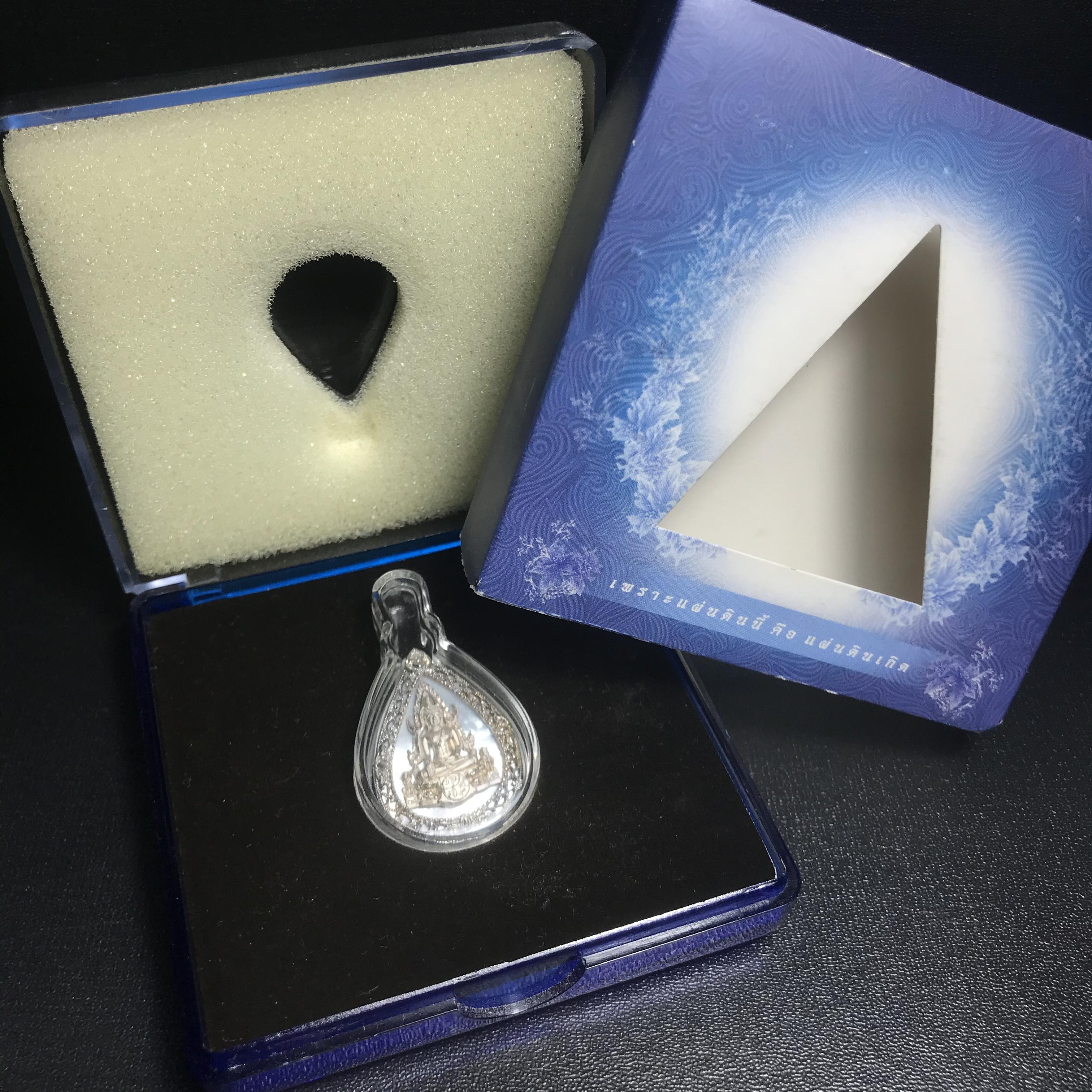 เหรียญพระพุทธชินราช ภปร. รูปหยดน้ำ โครงการ เพราะแผ่นดินนี้คือแผ่นดินเกิด เนื้อเงินชุบทองคำขาว ปี2551 (ขนาด 21 x 29 มม.) (สวยงามหายาก)1ใน5000องค์