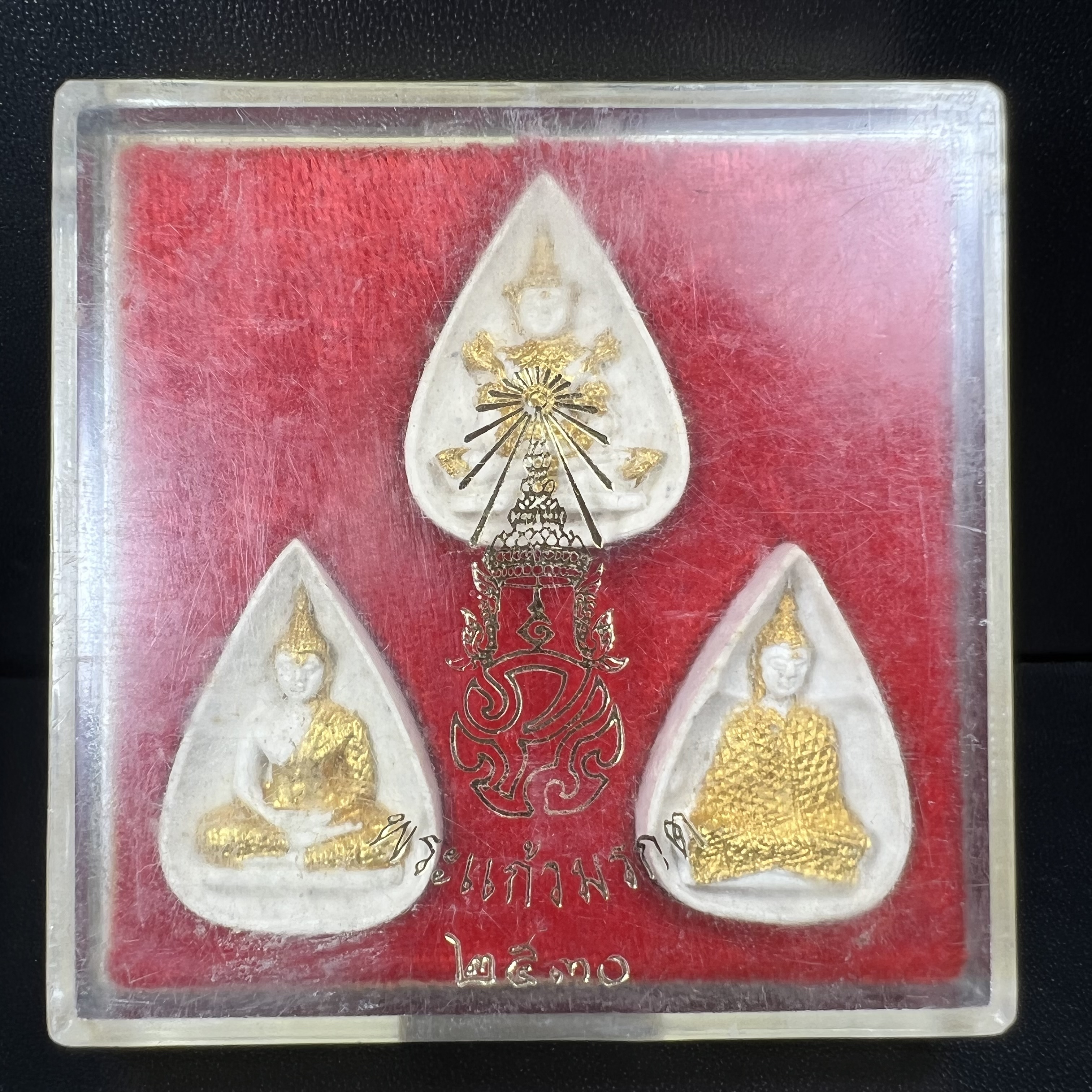 พระแก้วมรกต หลัง ภปร. เนื้อผง ปี2530 พระดี พิธีใหญ่ ประกอบพิธีพุทธาภิเษกพร้อมกับพิธีพระกริ่งปวเรศ ปี2530 วัดบวรนิเวศและวัดพระแก้ว(ครบชุดสามฤดูกล่องเดิมครบ)หายาก