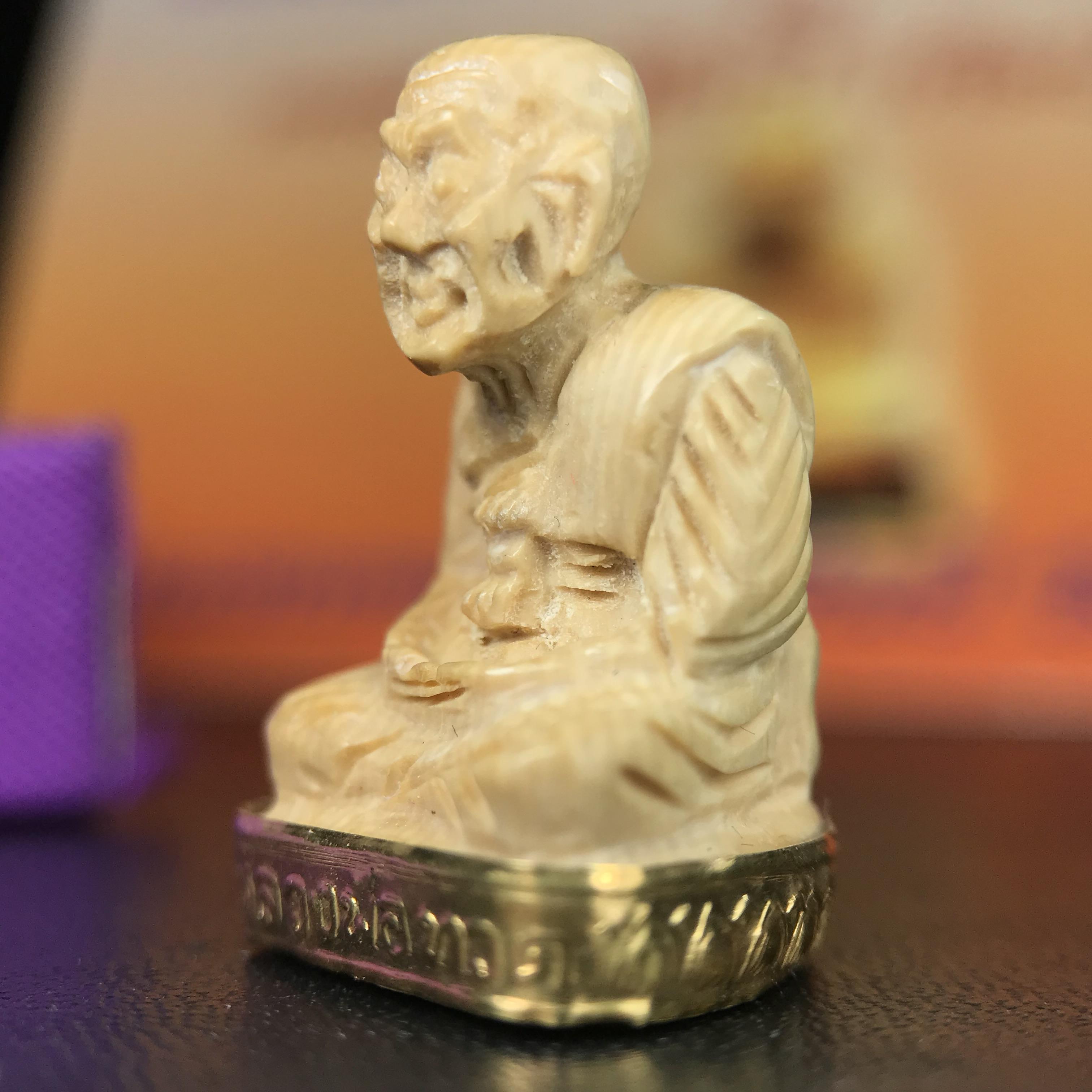 สมเด็จหลวงพ่อทวด รุ่นคชสารหมื่นปี (ศิลปาชีพ) วัดช้างให้ ปี 2541โดยมีท่าน อ.นอง วัดทรายขาว เป็นเจ้าพิธี และมีเกจิร่วมปลุกเสก 108 รูป บรรจุผงว่านเก่าและดินกากยายักษ์(พิมพ์ลอยองค์ฐานทองคำโค๊ตทองคำ)พร้อมกล่องบรรจุและใบรับรองเดิมครบ นิยมหายาก