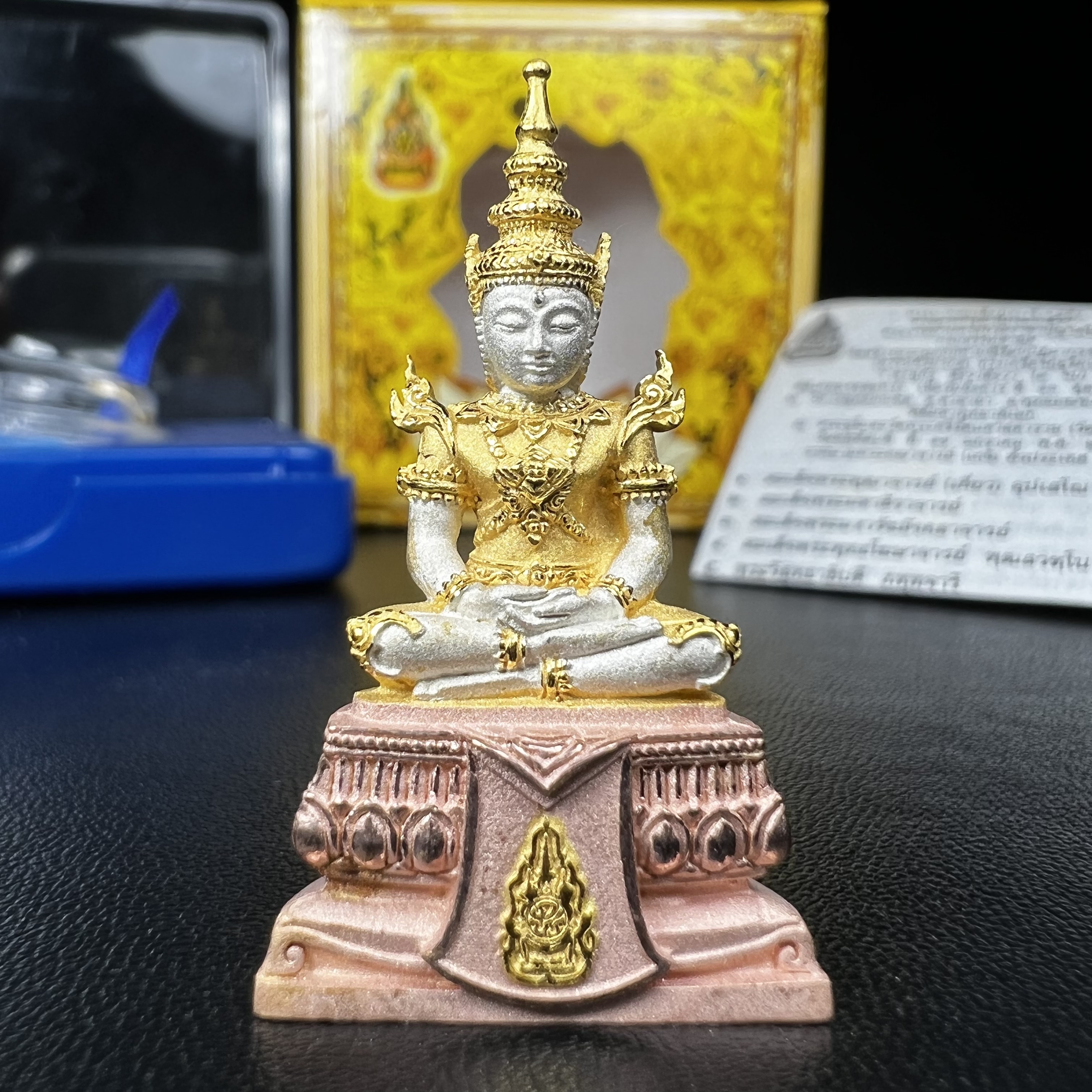 พระแก้วมรกต(จำลอง)ลอยองค์ ขนาดหน้าตัก 1/2 นิ้ว ทรงเครื่องฤดูร้อน เนื้อเงินสามกษัตริย์ ตราสัญลักษณ์ฉลองสิริราชสมบัติ ครบ 60 ปี พ.ศ.2549(สภาพสวย ครบ สมบูรณ์)