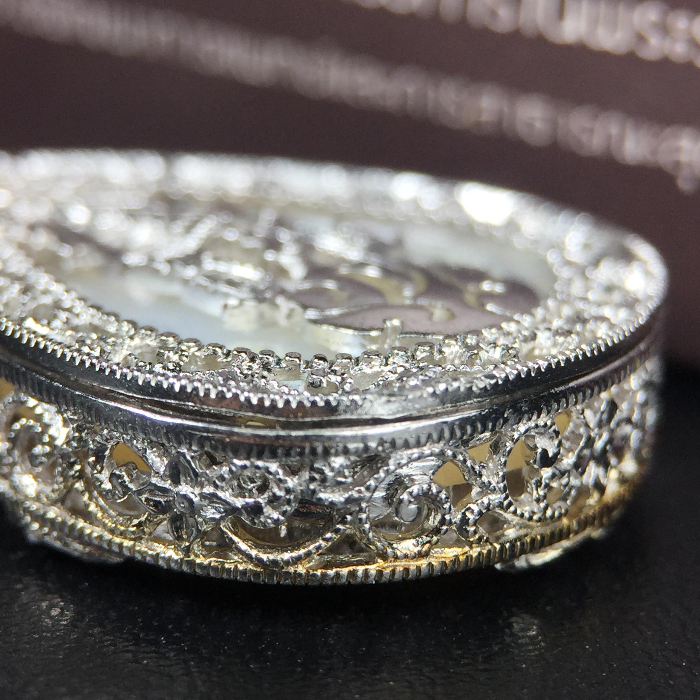 พระพุทธชินราช ภปร. โครงการ "เพราะแผ่นดินนี้ คือ แผ่นดินเกิด" ปี2548(รุ่นแรก) เหรียญทรงหยดน้ำ ขนาด 21 x 31 มม. เนื้อเงินสามกษัตริย์ องค์พระชุบสามกษัตริย์ ล้อมด้วยกรอบเงินชุบทองคำขาวสลักเสลาเป็นลวดลายละเอียดอ่อน ส่วนพื้นองค์พระเป็นเปลือกหอยมุข