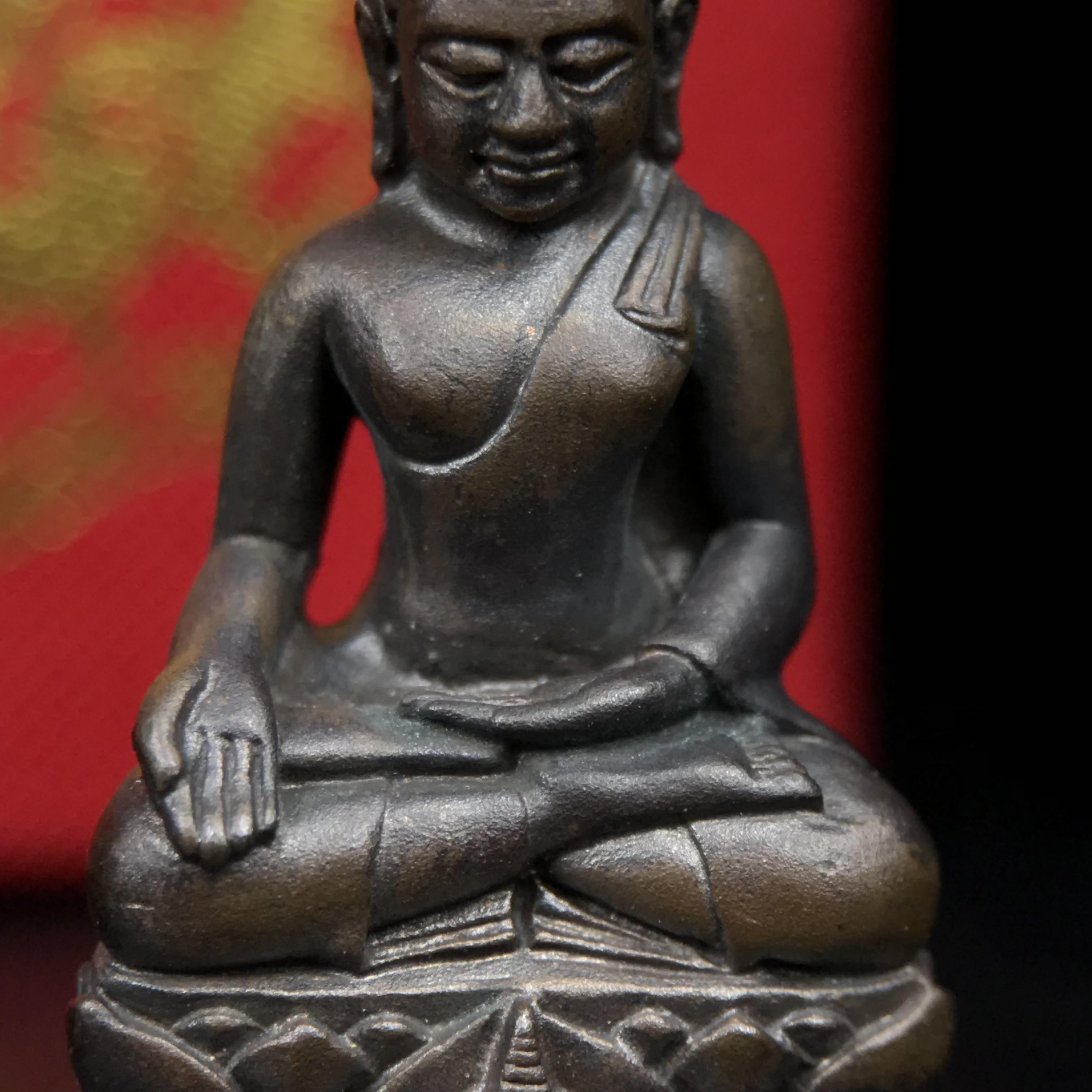 พระกริ่งไพรีพินาศ บรรจุเหล็กไหล ครั้งแรกและครั้งเดียวในประวัติศาสตร์ เฉลิมพระเกียรติ พระบาทสมเด็จพระเจ้าอยู่หัวรัชกาลที่9 พระชนมพรรษา 6 รอบ ปี2542 เนื้อนวโลหะผสมทองคำ(บรรจุเหล็กไหล)ดีนอก-ดีใน พิธีใหญ่ มวลสารเด่น(หายาก พิเศษกรรมการ ตอก 2 โค๊ต พบเจอน้อยมาก)