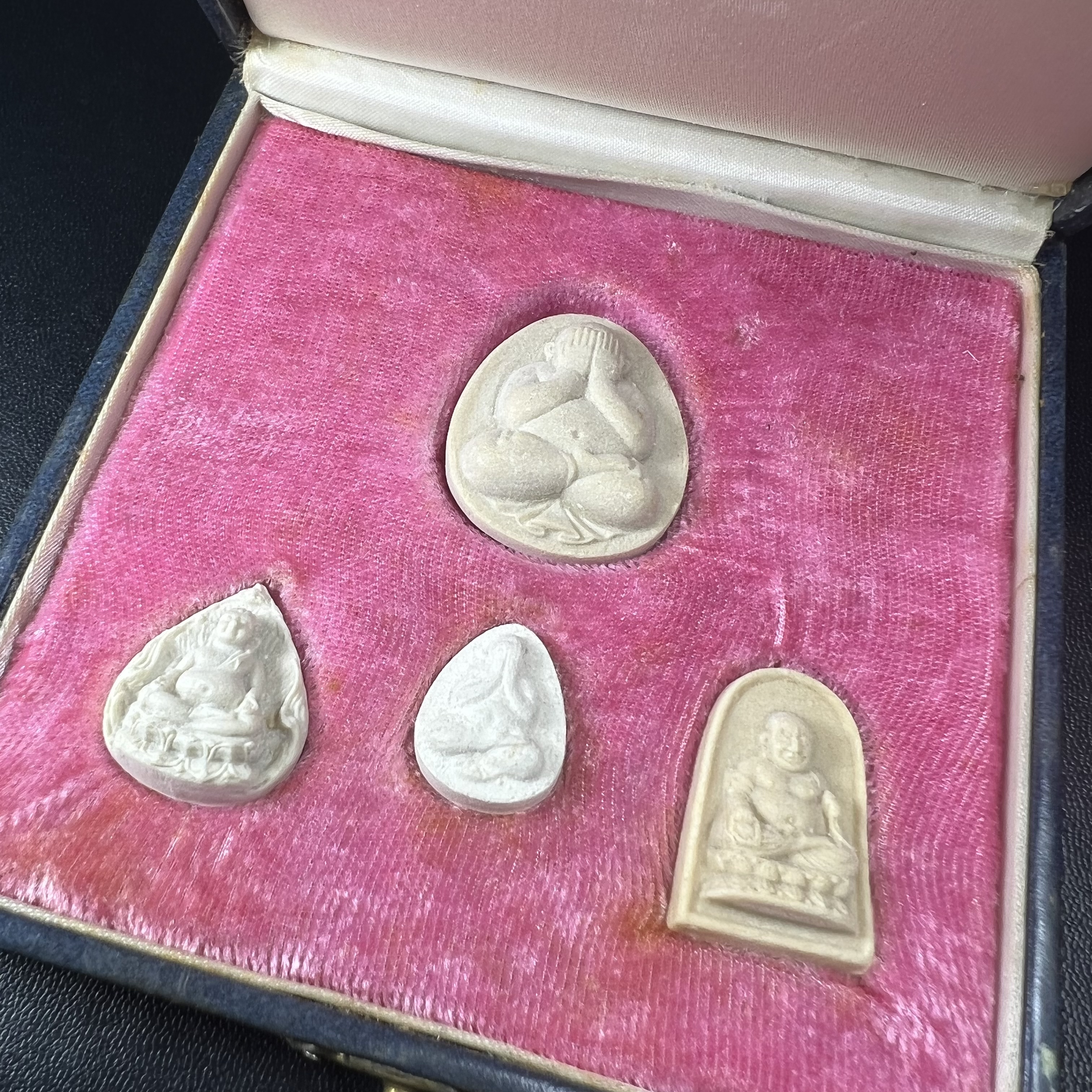 พระปิดตา รุ่นแรก ชุดกรรมการ ชุดมงคลการบำเพ็ญกุศลอายุครบ 6 รอบ(72 พรรษา) สมเด็จพระญาณสังวร วัดบวรนิเวศวิหาร วันที่ 2-3 ตุลาคม 2528 (1ชุดประกอบด้วยพระเนื้อผง 4 รายการ)ชุดกรรมการพร้อมกล่องบรรจุเดิมครบสมบูรณ์(หายาก)