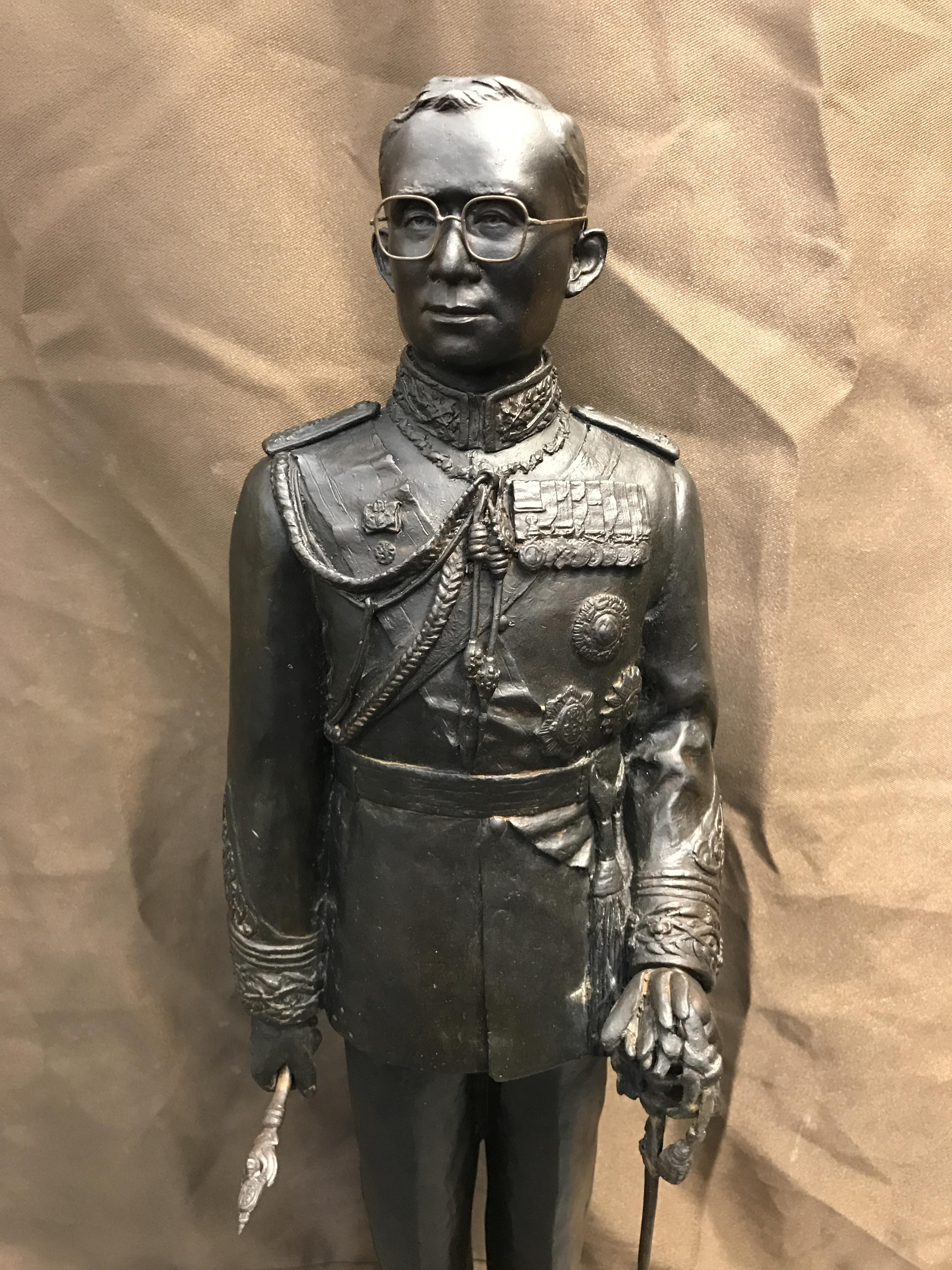 พระบรมรูปพระบาทสมเด็จพระเจ้าอยู่หัวรัชกาลที่9 เนื่องในวโรกาสที่ท่านเสด็จเถลิงถวัลย์ราชนสมบัติเป็นปีที่ 50 พุทธศักราช 2539 ( ปีกาญจนาภิเษก ) เนื้อสำริดนอก องค์ยืนบนฐานหินอ่อนพร้อมตราฉลองครองราชย์ ครบ50 ปี