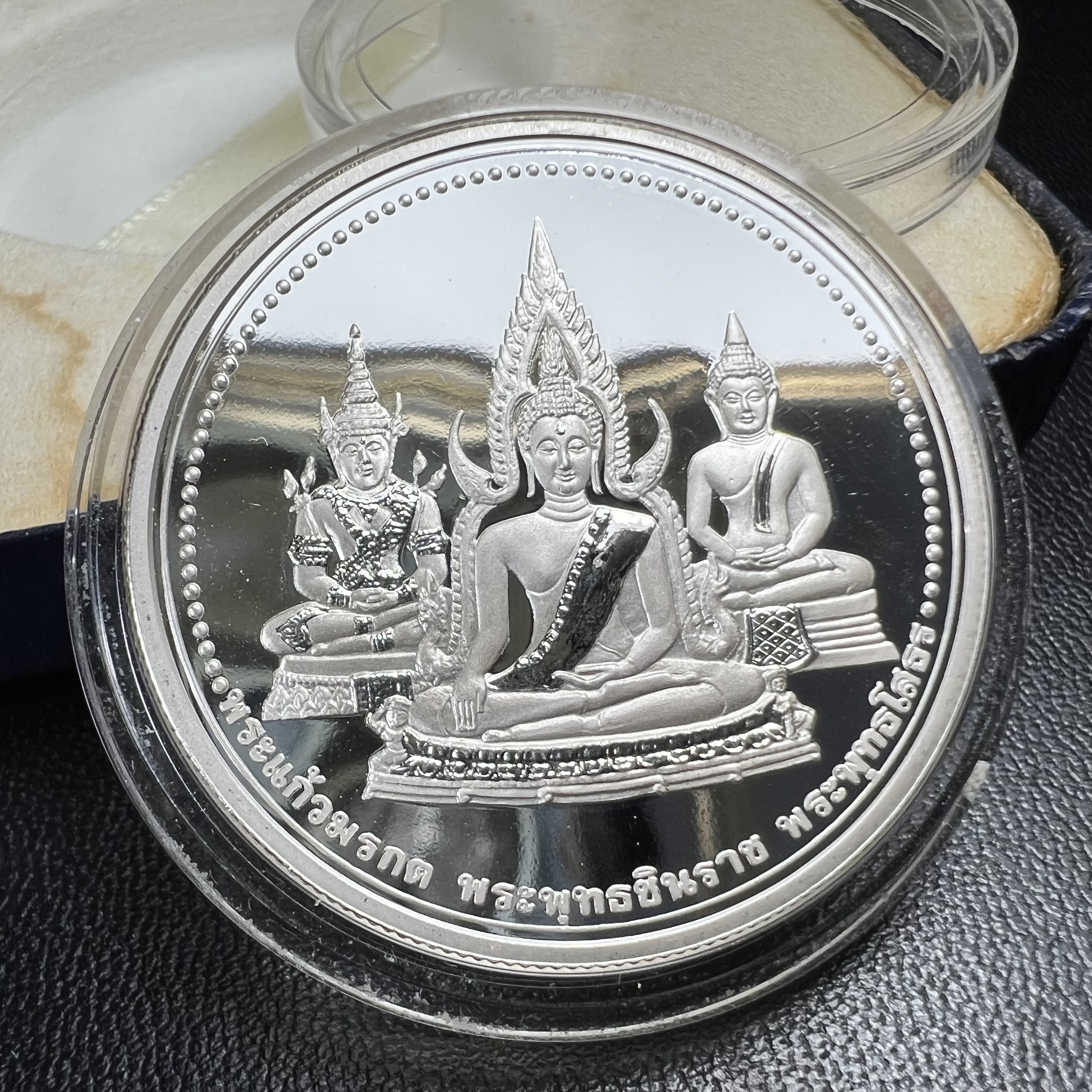 เหรียญพระแก้วมรกต พระพุทธชินราช พระพุทธโสธร รุ่นพุทธบารมี ปี 2540 เนื้อเงินขัดเงา 99.9% พร้อมกล่องบรรจุเดิม พิธีพุทธาภิเษก 2 พิธี มหามงคล (พระพุทธคู่บ้านคู่เมือง รูปแบบเหรียญสวยงดงามมาก พิธีใหญ่ เป็นที่นิยม)สร้างน้อยหายาก 1 ใน 500 เหรียญ
