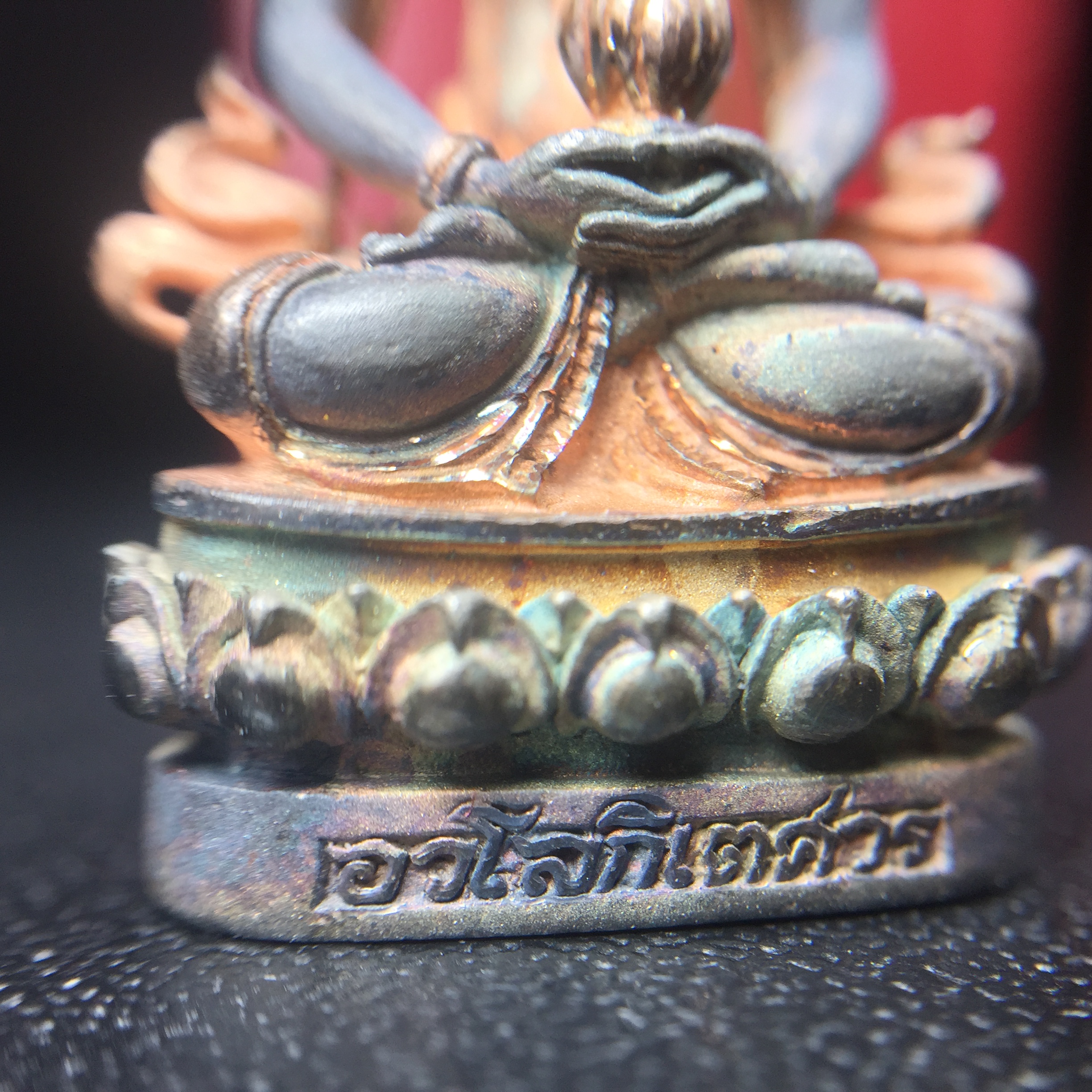 พระกริ่งอวโลกิเตศวร ( เจ้าแม่กวนอิม ) วัดโพธิ์แมนคุณาราม เนื้อเงิน 3 กษัตริย์ พ่นทราย(ผิวเดิม ขึ้นสีรุ้งธรรมชาติ แบบนิยม เสน่ห์ของพระเนื้อเงิน) รุ่นอุดมโภคทรัพย์ พ.ศ.2539(อีกหนึ่งรุ่นยอดนิยม พุทธศิลป์สวยงดงาม)