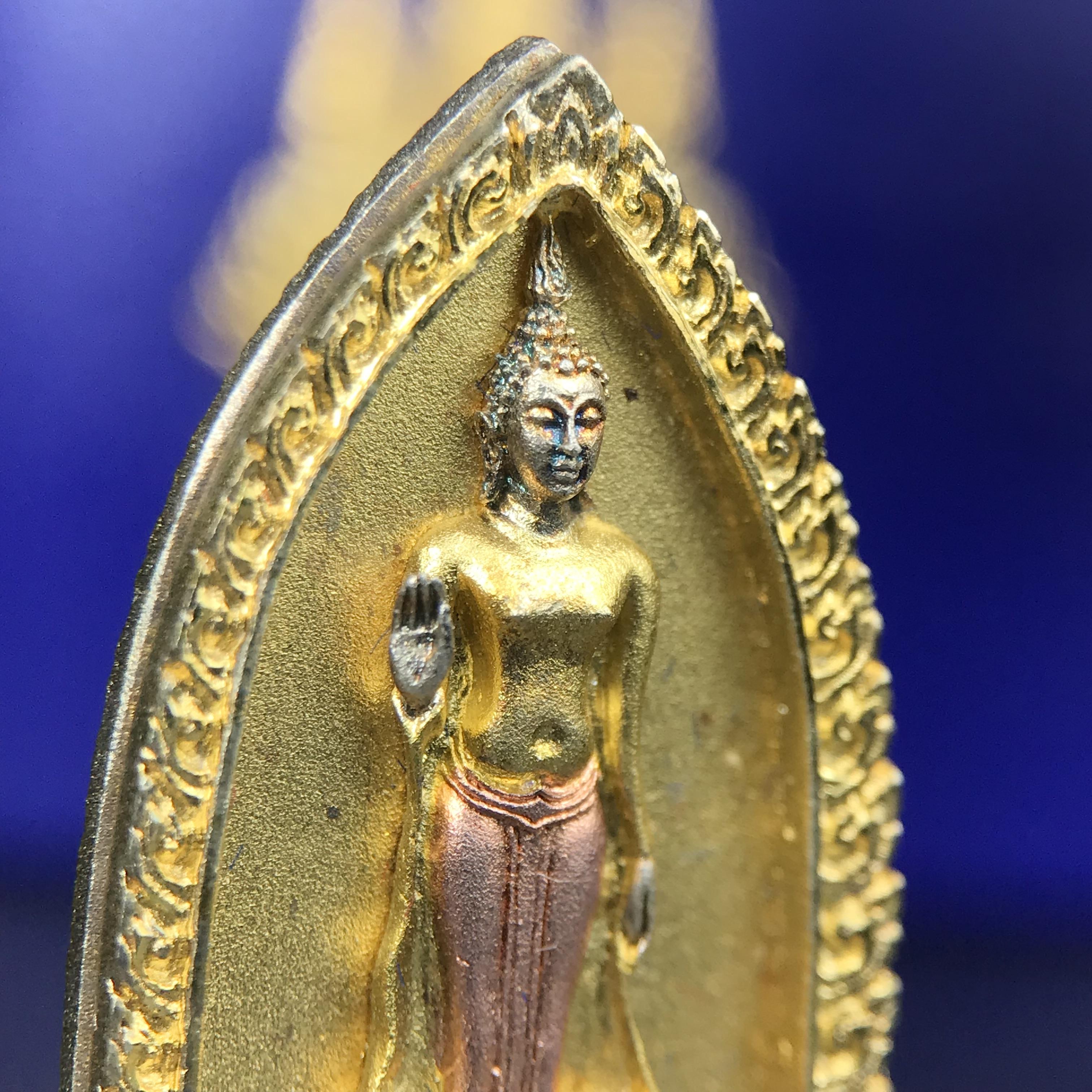 พระพุทธกาญจนพรสยามภูมิ ภปร. ปี 2539 เนื้อเงินสามกษัตริย์พื้นทรายเงา(ผิวเดิมสวย) พิมพ์ทรงใบขนุน ขนาด3.2ซม. พระพุทธรูปประจำพระชนมวาร รัชกาลที่9 ทรงโปรดเกล้าให้วิทยาลัยป้องกันราชอาณาจักร(วปอ.)สร้างในวโรกาสทรงครองสิริราชสมบัติครบ50ปี พ.ศ.2539(1ใน5000องค์)