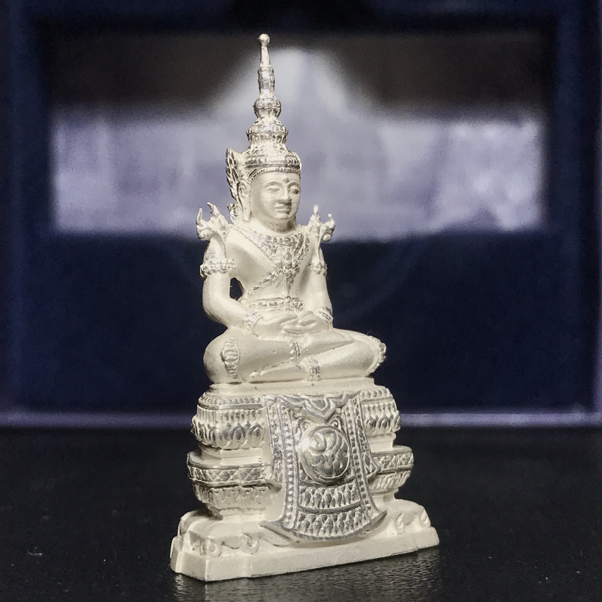 พระแก้วมรกต ภปร.หน้าตัก 1/2 นิ้ว จัดสร้างโดย รพ.ภูมิพลฯ ปี2547 ลอยองค์เนื้อเงิน(1ใน3000องค์)(หายาก)สภาพสวยครบสมบูรณ์