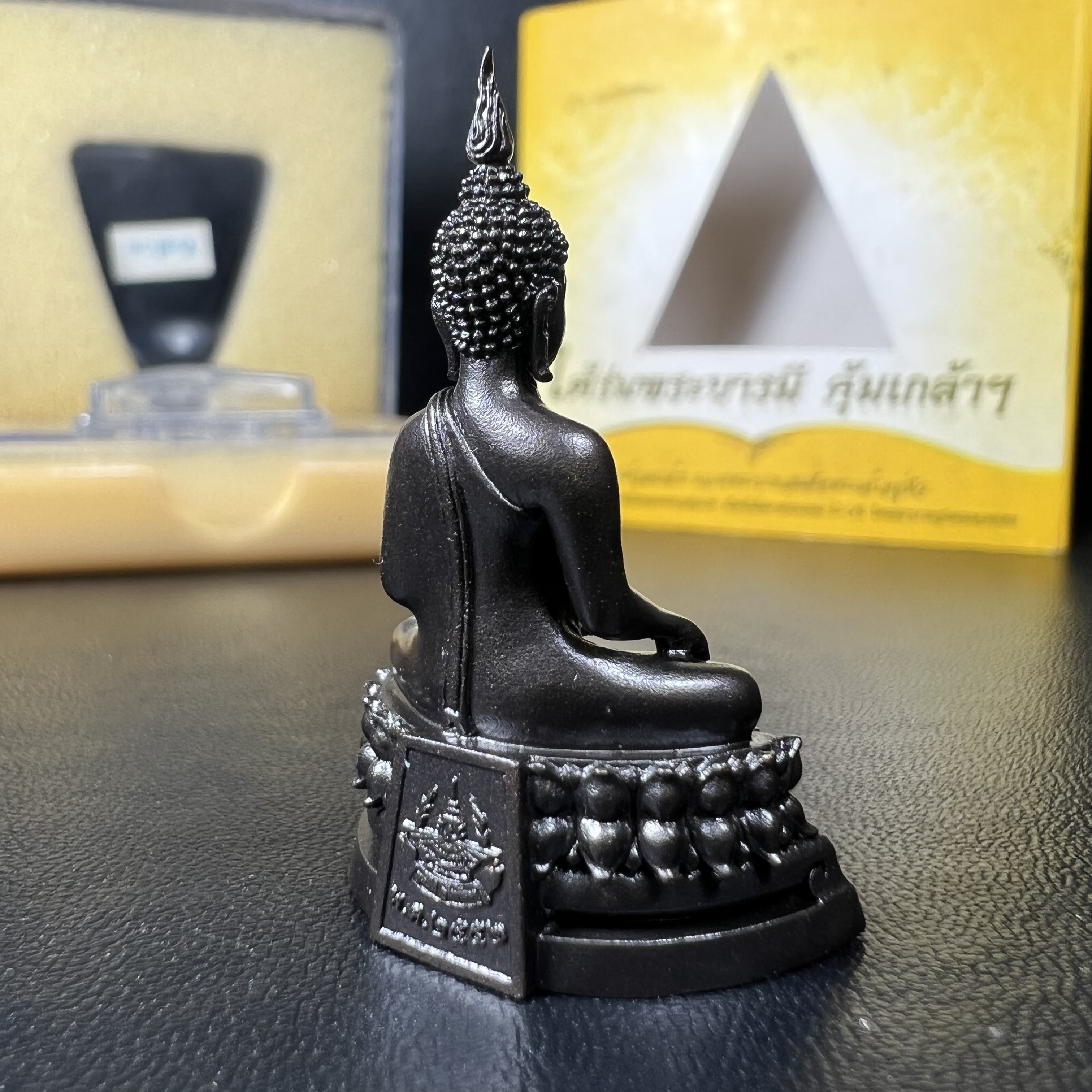 พระพุทธรูปคุ้มเกล้าฯ ภปร.(ใต้ร่มพระบารมี คุ้มเกล้า) 60ปี รพ.ภูมิพลฯ พ.ศ.2552 เนื้อนวโลหะ รมดำ(พิมพ์ใหญ่ขนาด 35.5*24 มม.)