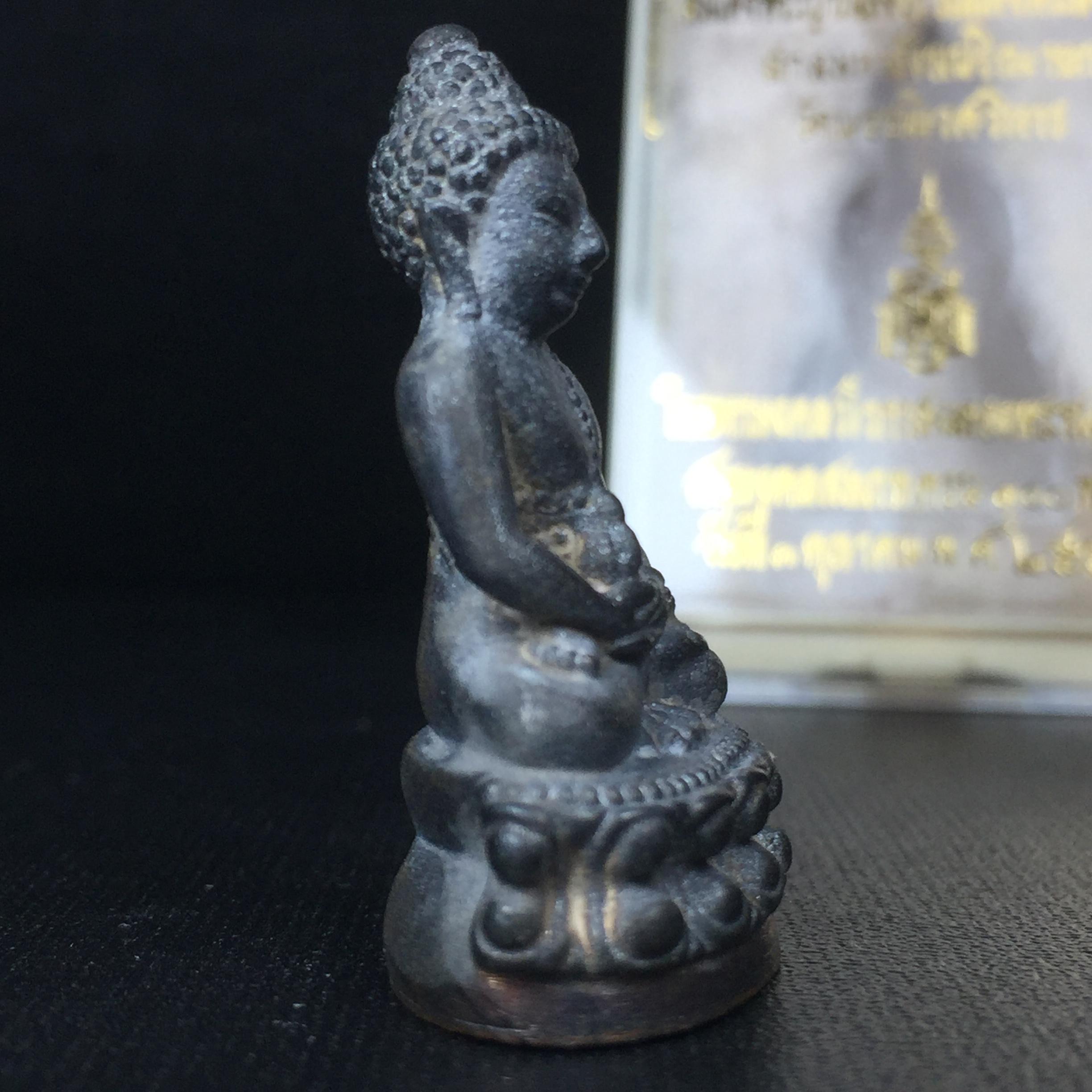 พระกริ่งชินบัญชรฉลองพระชันษา 100 ปี สมเด็จพระญาณสังวร วัดบวรนิเวศวิหาร ปี 2556 เนื้อนวโลหะผสมทองคำก้นทองแดง พิธีใหญ่ มวลสารเด่น นิยม(1 ใน 2556 องค์)