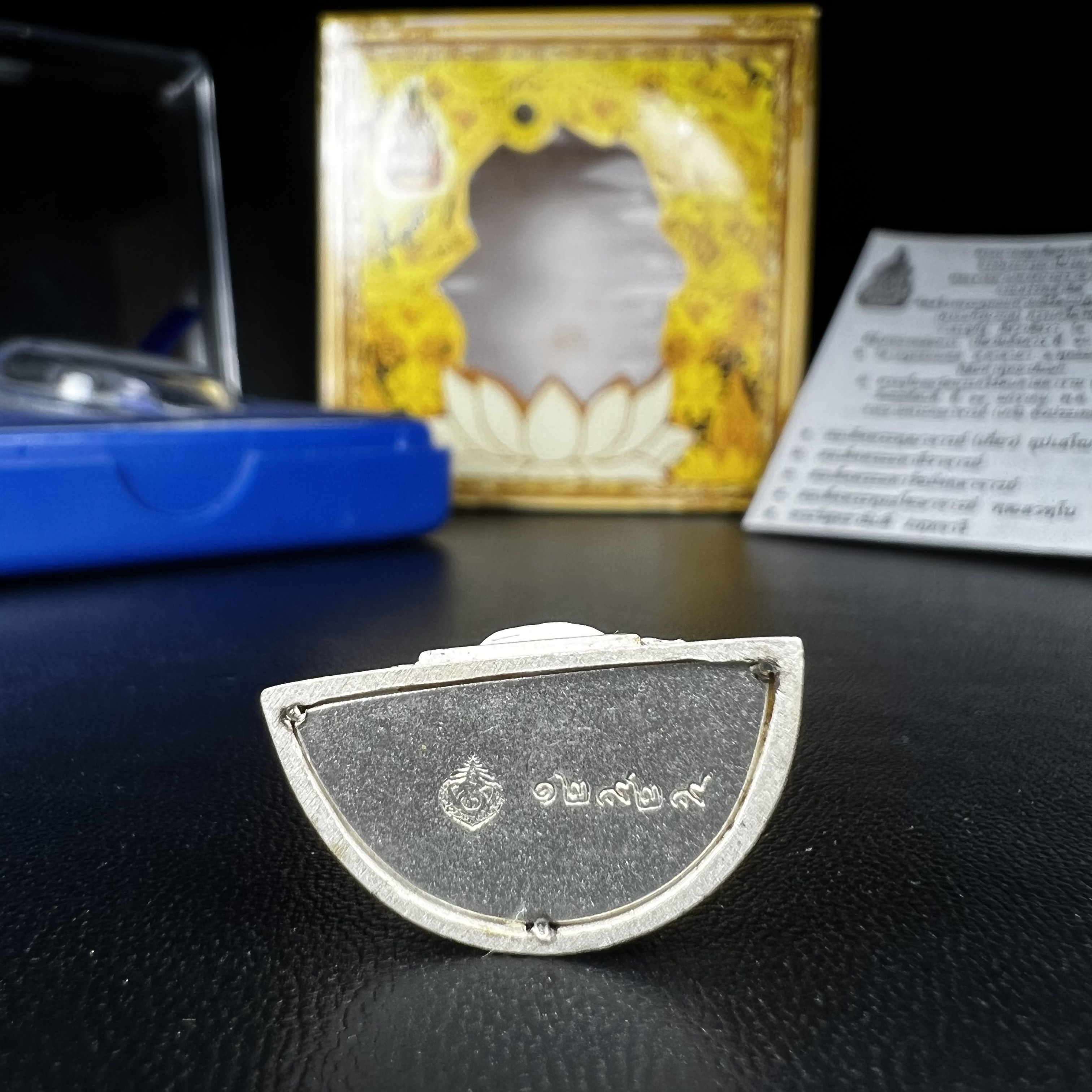 พระแก้วมรกต(จำลอง)ลอยองค์ ขนาดหน้าตัก 1/2 นิ้ว ทรงเครื่องฤดูร้อน เนื้อเงิน ตราสัญลักษณ์ฉลองสิริราชสมบัติ ครบ 60 ปี พ.ศ.2549(สภาพสวย ครบ สมบูรณ์))