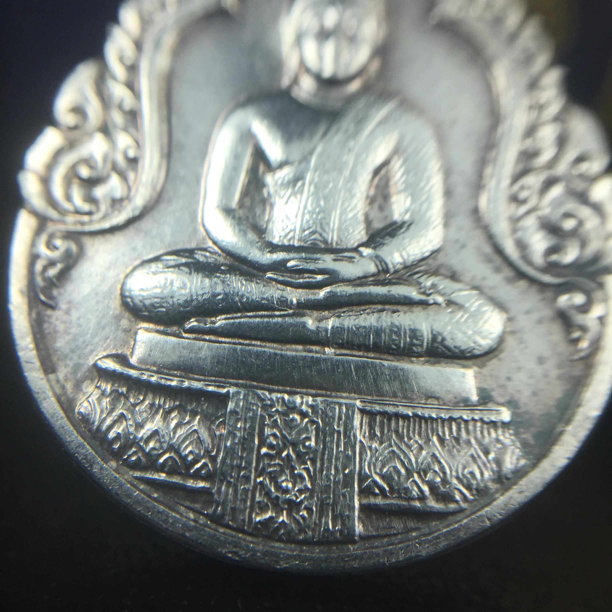 เหรียญพระแก้วมรกตหลัง ภปร ฉลองกรุงรัตนโกสินทร์ครบ 200 ปี พ.ศ.2525 เนื้อเงินกล่องบรรจุเดิม พิมพ์ทรงเครื่องฤดูฝน(บล็อกพระราชศรัธา)(ในหลวงรัชกาลที่9 เสด็จในพิธี)