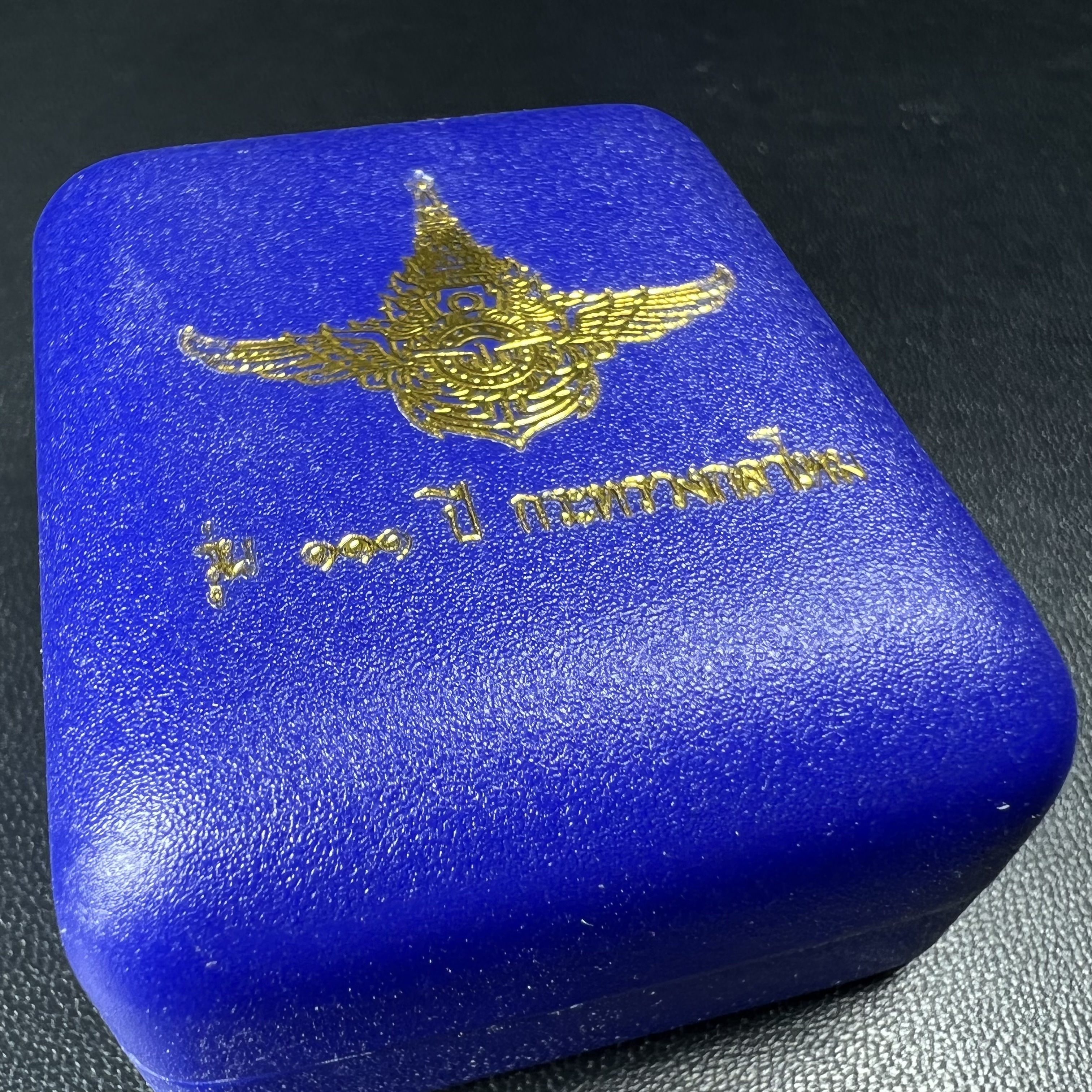 รูปเหมือนหล่อลอยองค์หลวงปู่ทวด รุ่น 111ปี กระทรวงกลาโหม เนื้อนวโลหะรมดำ-ปัดเงา ปี2540 พิธีใหญ่ สภาพสวย เข้มขลัง นิยม พร้อมกล่องบรรจุเดิม