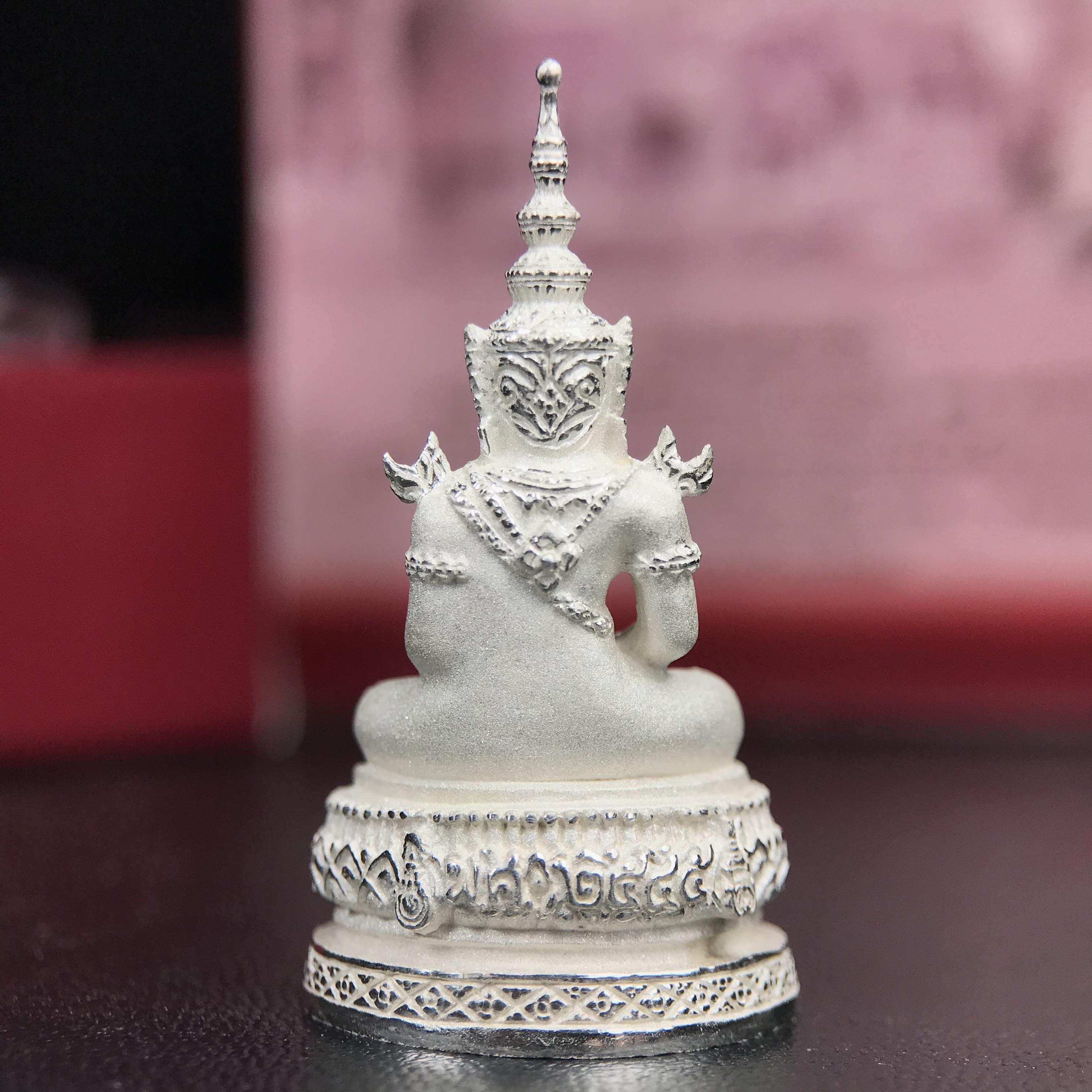 พระแก้วมรกต ภปร.(รุ่นแรก) ปี2545 จัดสร้างในมหาวโรกาส พระบาทสมเด็จพระเจ้าอยู่หัวรัชกาลที่ 9 ครบรอบ 75 พรรษา และฉลองกรุงรัตนโกสินทร์ครบ 220 ปี พิมพ์ลอยองค์ใหญ่ เนื้อเงินบริสุทธิ์ 92.5% ขนาด 19*35 มม. พร้อมกล่องบรรจุเดิม สวยครบสมบูรณ์(องค์หมายเลข ๔๔๗๕)