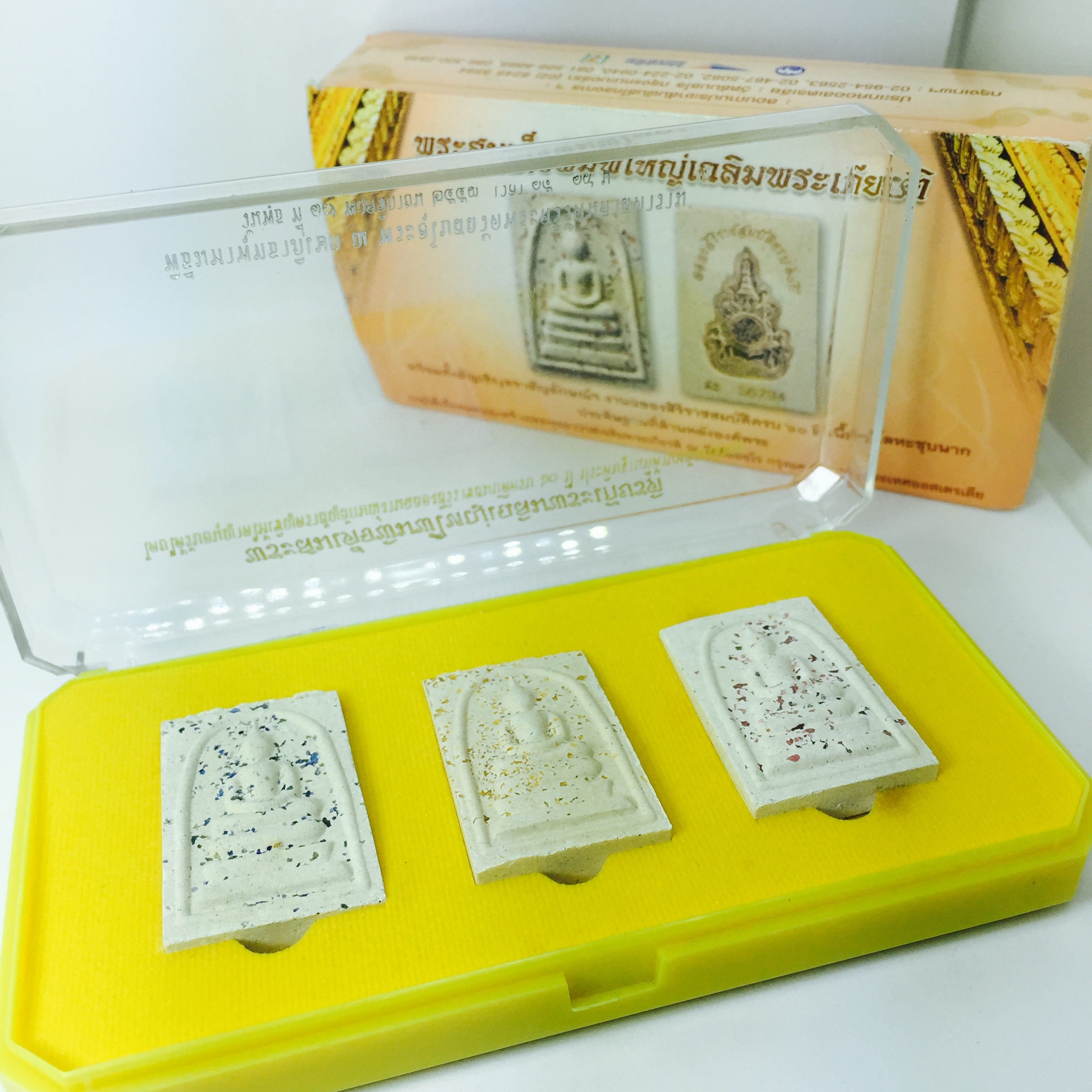 พระสมเด็จพิมพ์ใหญ่ เฉลิมพระเกียรติ พร้อมทั้งอัญเชิญตราสัญลักษณ์ฉลองครองราชย์ครบ 60 ปี เนื้อนวโลหะชุบนาก ประดิษฐานด้านหลังองค์พระ ครบชุด 3 องค์