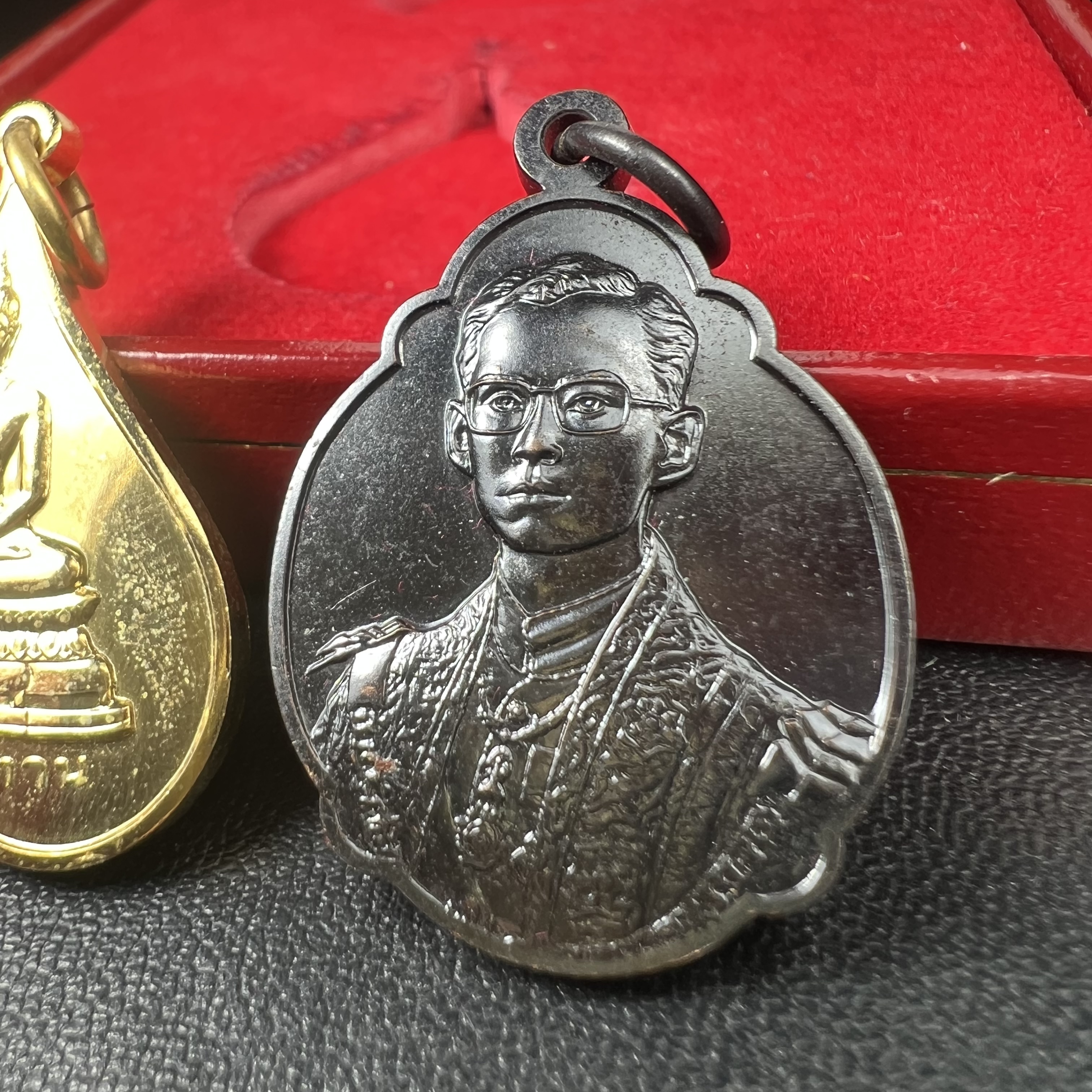 เหรียญพระราชทาน มูลนิธิ พอ.สว. ปี2541 (1ชุด มี 2 เหรียญ สภาพสวยมาก(กล่องเดิม))