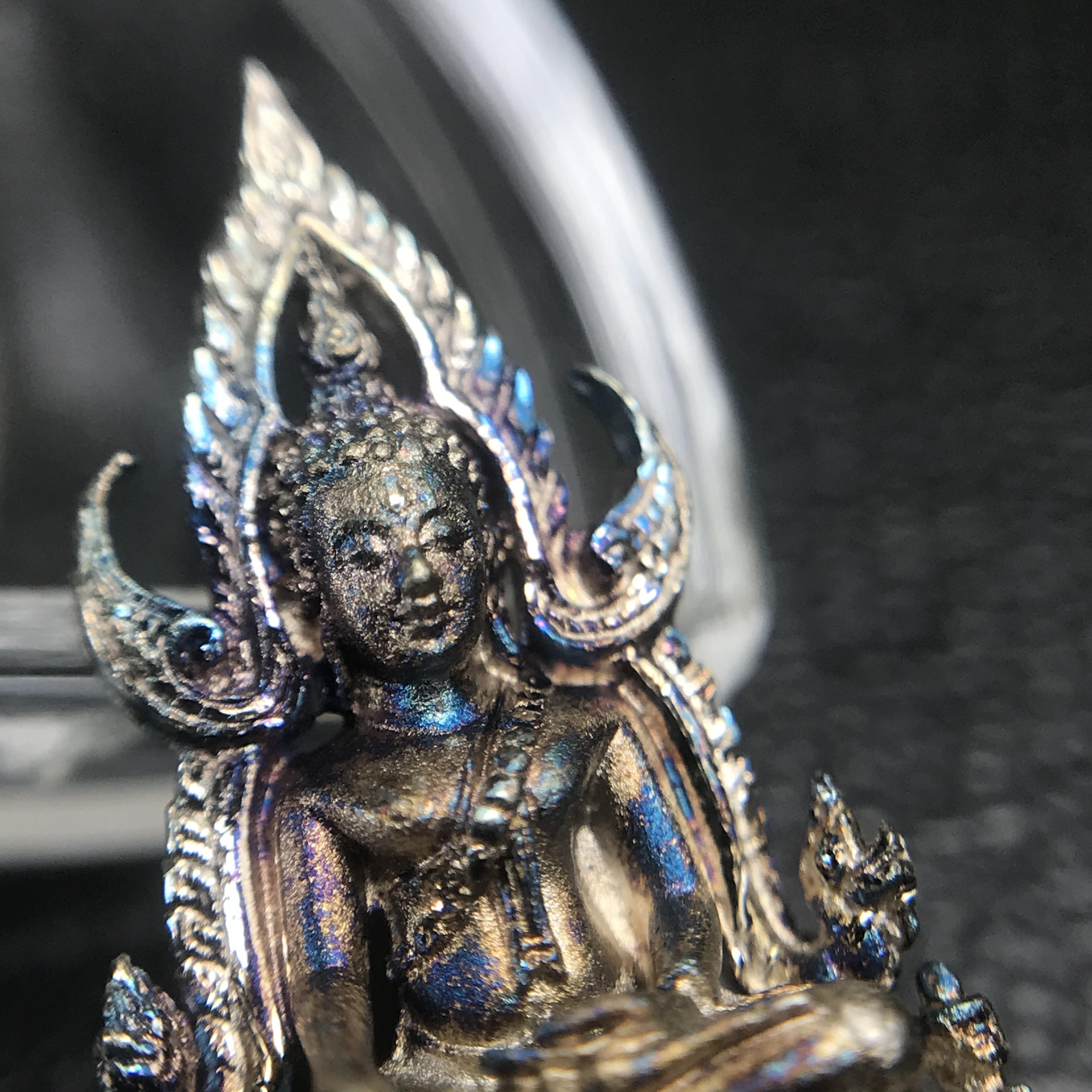 พระพุทธชินราช(จำลอง) ภปร. 84 พรรษา เนื้อเงินชุบทองคำขาว พิมพ์เล็กขนาดหน้าตัก 1/4 นิ้ว (สภาพผิวเดิมสวย ขึ้นสีรุ้งธรรมชาติ แบบนิยม)(พระราชทานมวลสาร จิตรลดาและเส้นพระเจ้า(เส้นผม))