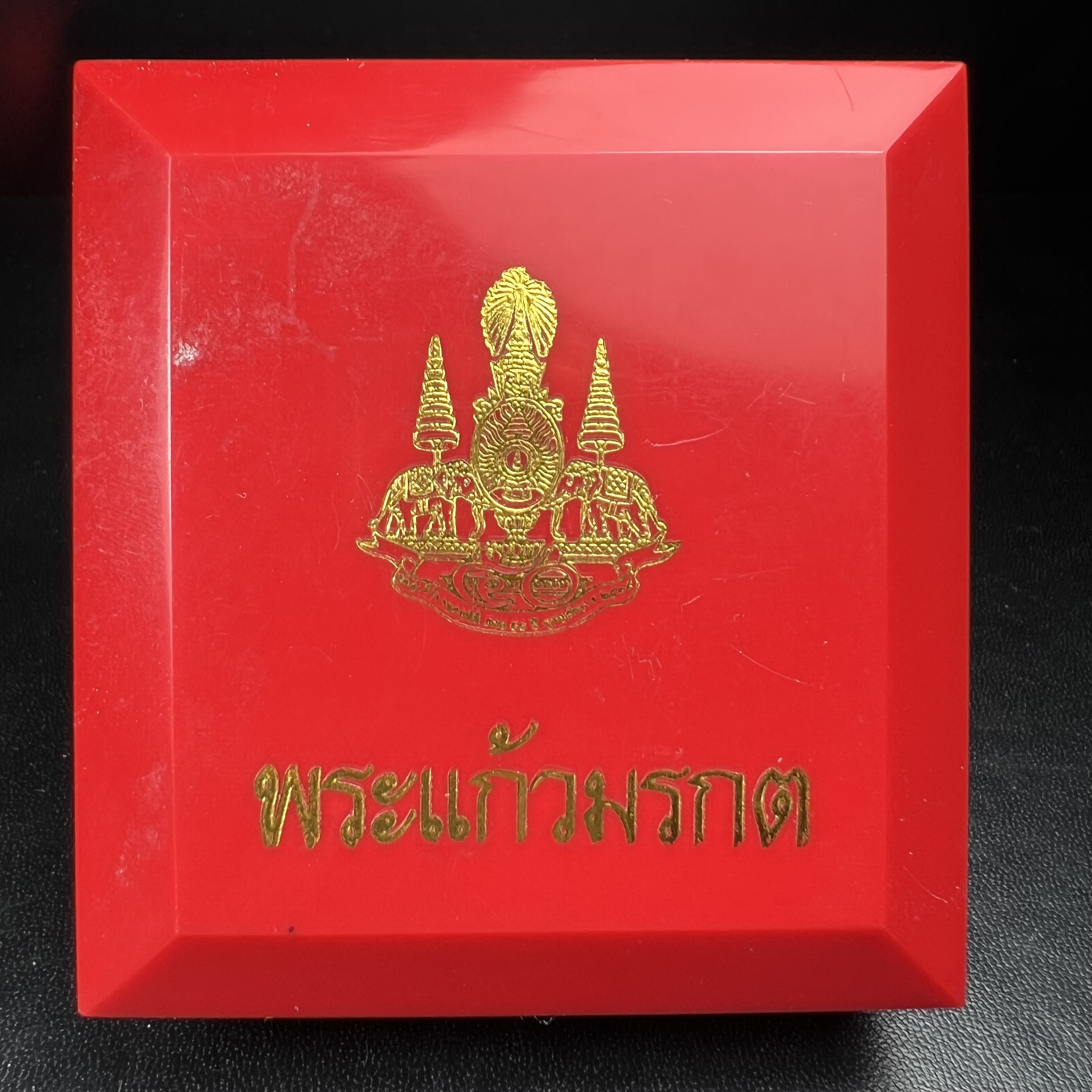 พระแก้วมรกต รุ่นเทิดพระเกียรติ พิธีมหาพุทธาภิเษก ณ.วัดพระศรีรัตนศาสดาราม(วัดพระแก้ว) วันเสาร์ที่ 26 เม .ย. 2540 (พิธีใหญ่เสาร์ห้า) ชุด 3 ฤดู (1 ชุด 3 องค์)เนื้อเงินครบชุดพร้อมกล่องบรรจุเดิม***เนื้อเงินหายากพบเจอน้อย***(หลวงพ่อ รวย เพิ่ม พูน ร่วมเสก)