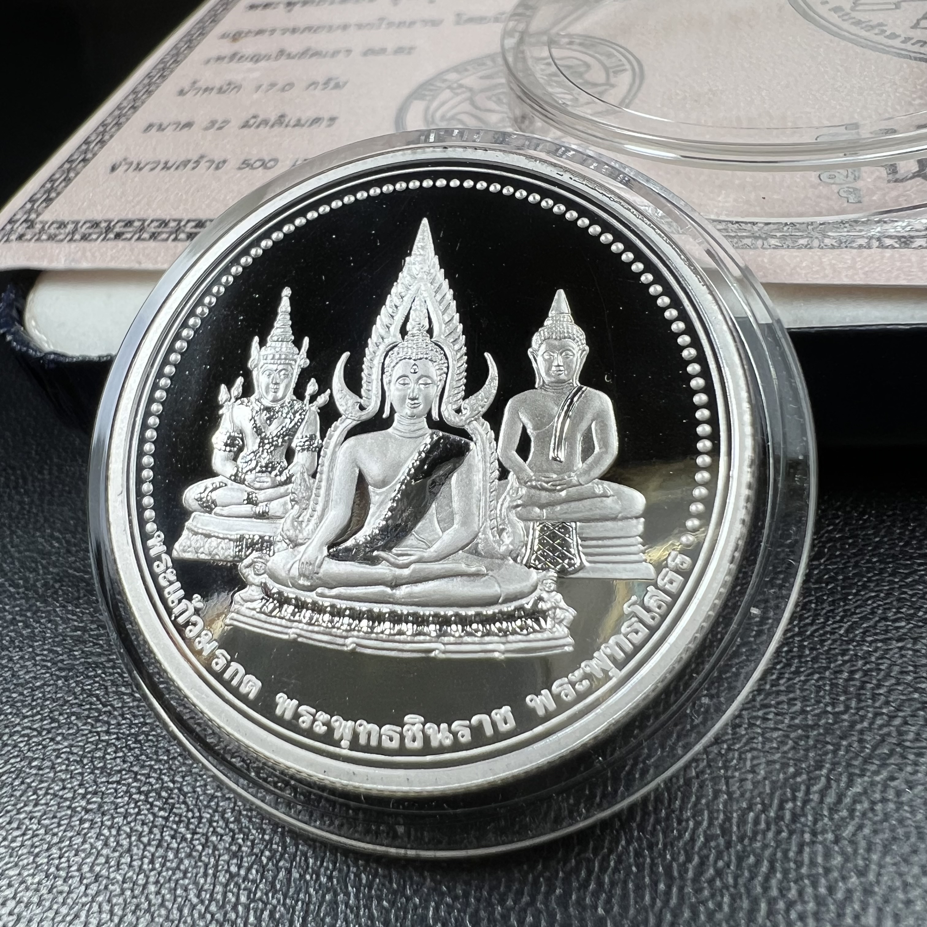 เหรียญพระแก้วมรกต พระพุทธชินราช พระพุทธโสธร รุ่นพุทธบารมี ปี 2540 เนื้อเงินขัดเงา 99.9% พร้อมกล่องและใบรับรองเดิม พิธีพุทธาภิเษก 2 พิธี มหามงคล (พระพุทธคู่บ้านคู่เมือง รูปแบบเหรียญสวยงดงามมาก พิธีใหญ่ เป็นที่นิยม)สร้างน้อยหายาก 1 ใน 500 เหรียญ