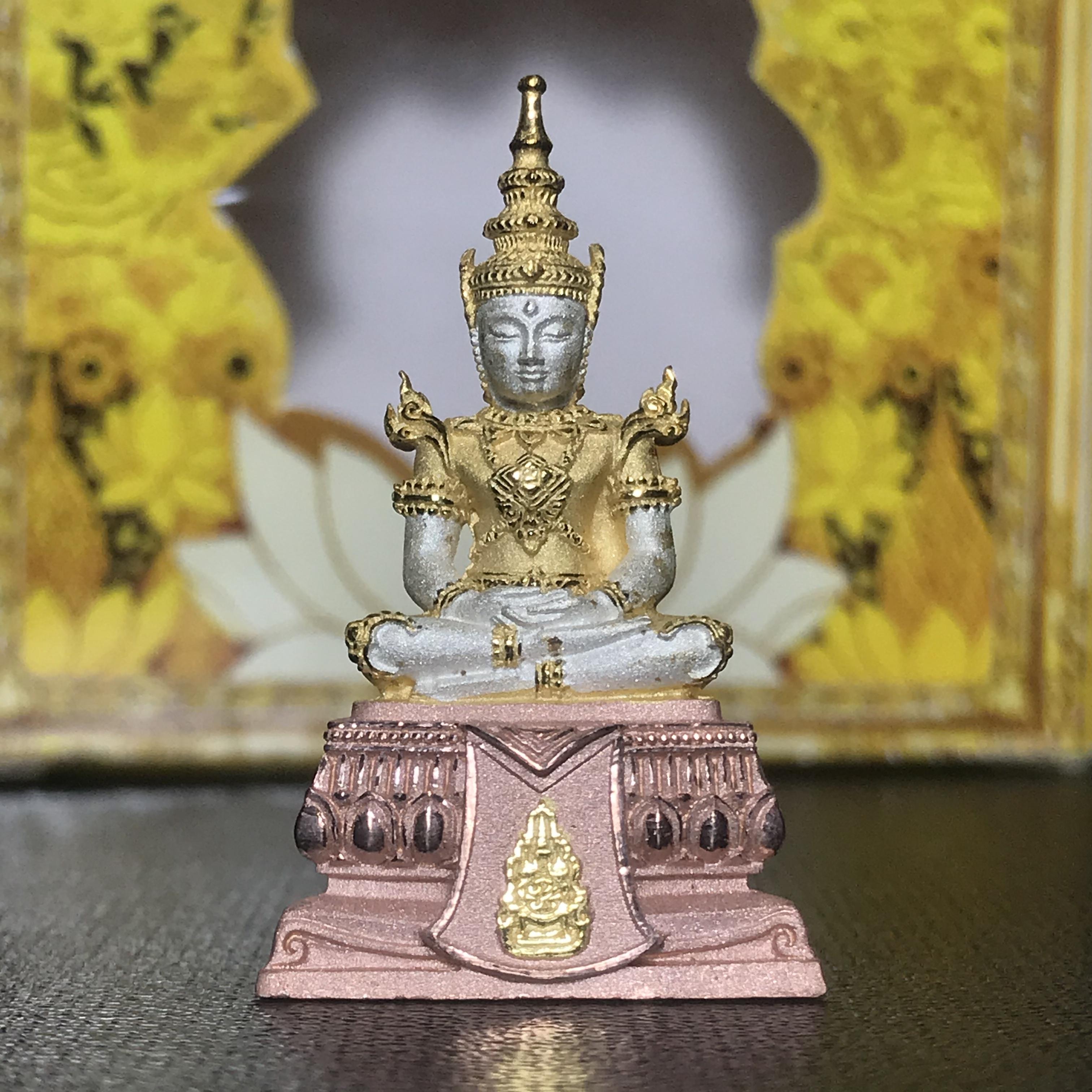 พระแก้วมรกต(จำลอง)ลอยองค์ ขนาดหน้าตัก 1/2 นิ้ว ทรงเครื่องฤดูร้อน เนื้อเงินสามกษัตริย์ ตราสัญลักษณ์ฉลองสิริราชสมบัติ ครบ 60 ปี พ.ศ.2549(สภาพสวย ครบ สมบูรณ์))