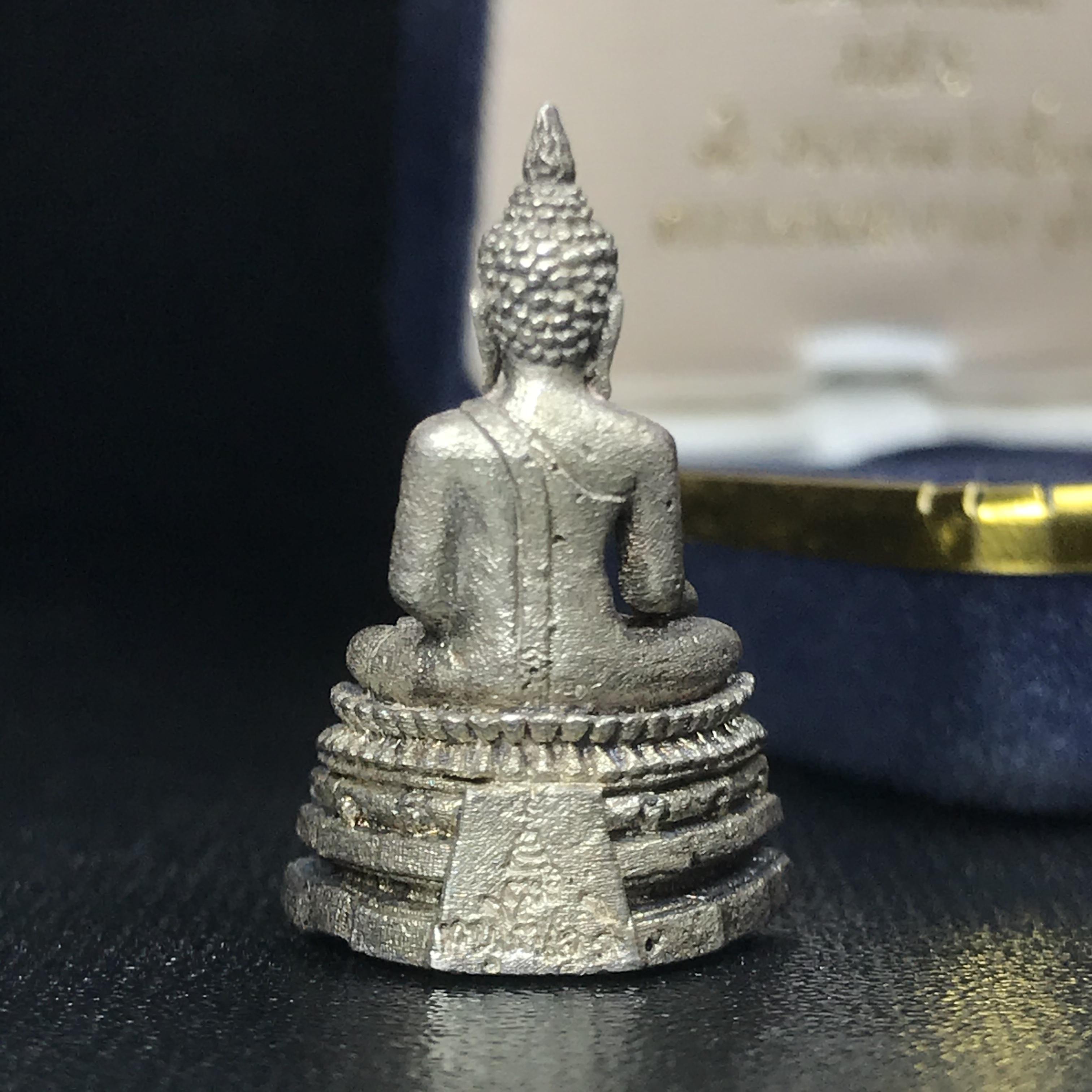 พระกริ่งพระพุทธชินสีห์ ภปร ทันโตเสฏโฐ ปี 2533 เนื้อเงิน (วัตถุมงคลหนึ่งเดียวที่บรรจุพระทนต์(ฟัน)ในหลวงรัชกาลที่9 พระราชทานให้จัดสร้าง)(1ใน1999องค์)