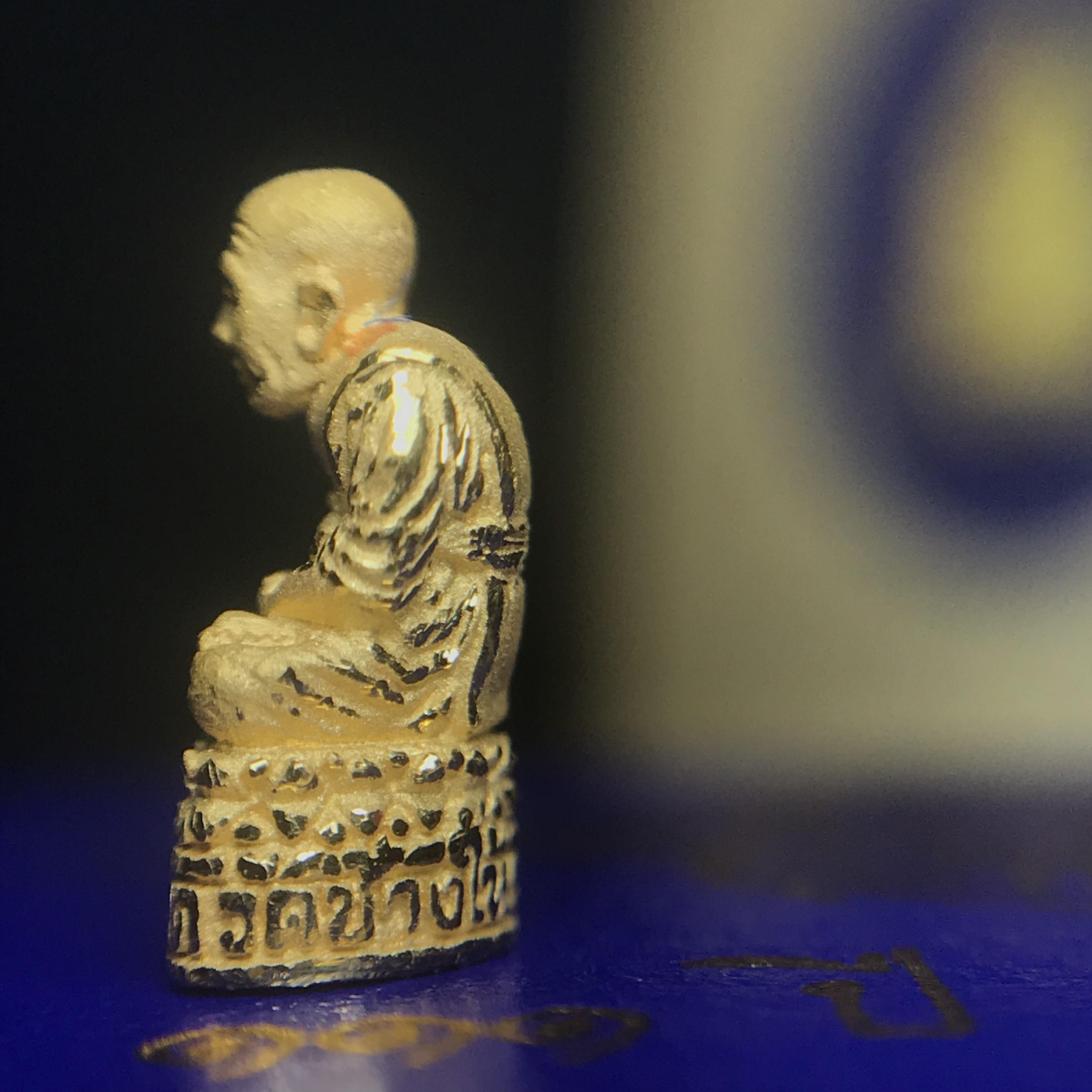 รูปหล่อลอยองค์หลวงปู่ทวด รุ่น 111ปี กระทรวงกลาโหม เนื้อทองคำพิมพ์เล็ก สร้างด้วยเนื้อทองคำบริสุทธิ์ 99.99% ปี2540 พิธีใหญ่ นิยม สภาพสวยสุดๆ พร้อมกล่องและการ์ดใบรับรองเดิม