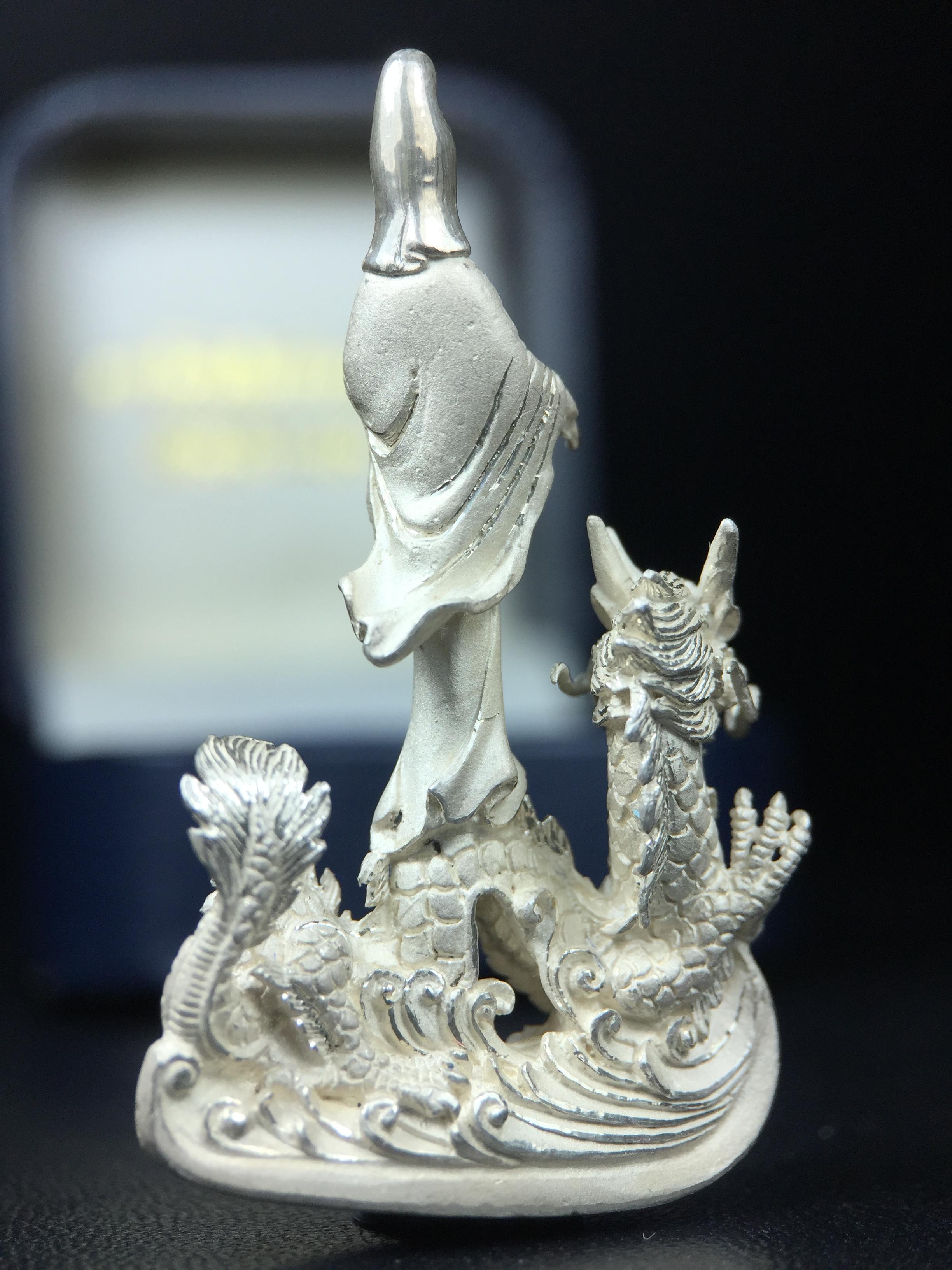 รูปหล่อลอยองค์พระโพธิสัตว์กวนอิม ทรงประทับมังกร จ.ระนอง เนื้อเงิน พิมพ์ใหญ่(สภาพผิว สวยงดงาม ทรงคุณค่า) เฉลิมฉลองในวโรกาสที่พระบาทสมเด็จพระเจ้าอยู่หัวทรงครองสิริราชสมบัติครบ 50 ปี จ.ระนอง พ.ศ.2539