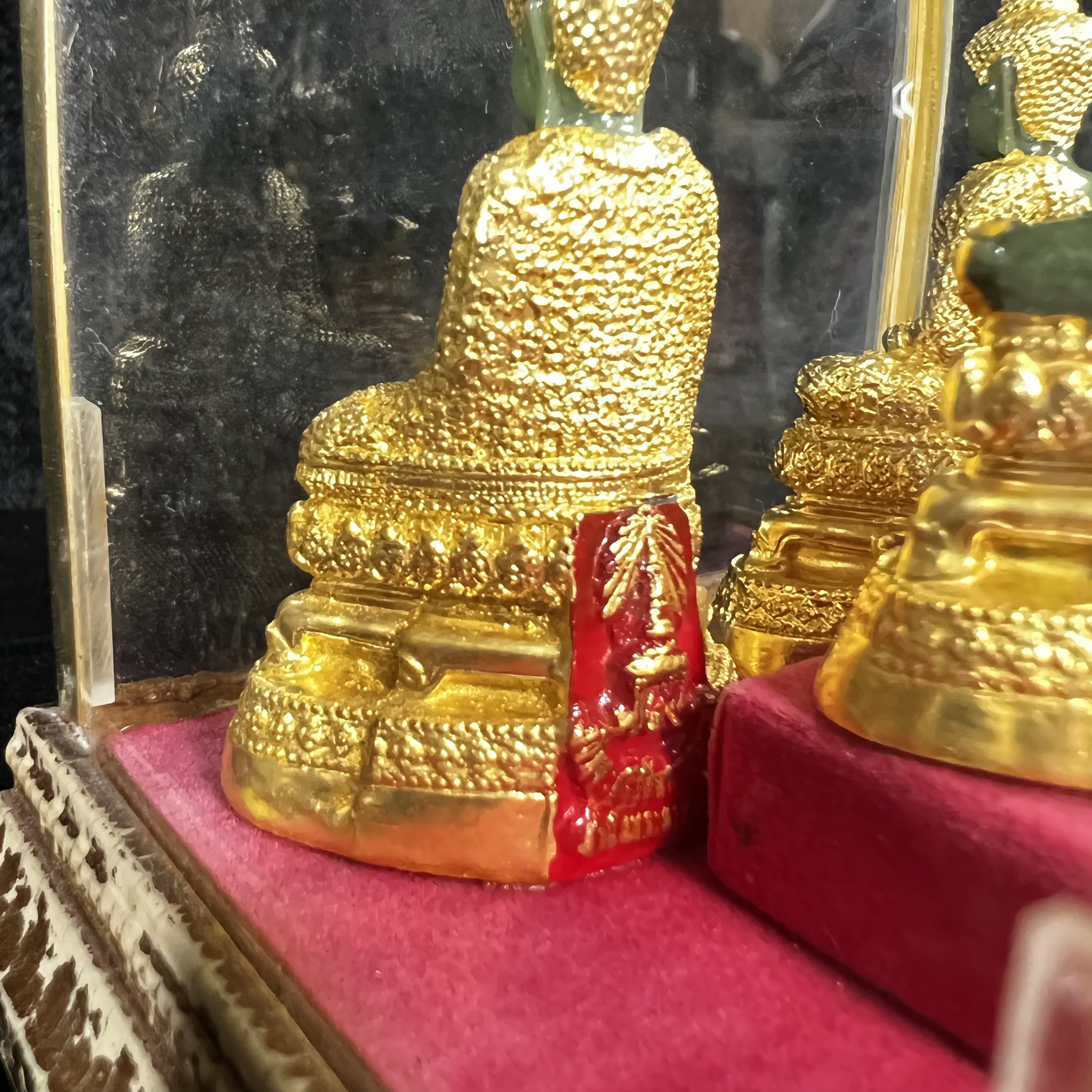 พระพุทธมหามณีรัตนปฏิมากร(พระแก้วมรกต) วัดพระศรีรัตนศาสดาราม สำนักพระราชวัง จัดสร้าง พิมพ์ทรงเครื่อง 3 ฤดู(ร้อน ฝน หนาว) หน้าตัก 2 นิ้วพร้อมครอบตู้เดิม(บรรจุมวลสารใต้ฐาน)