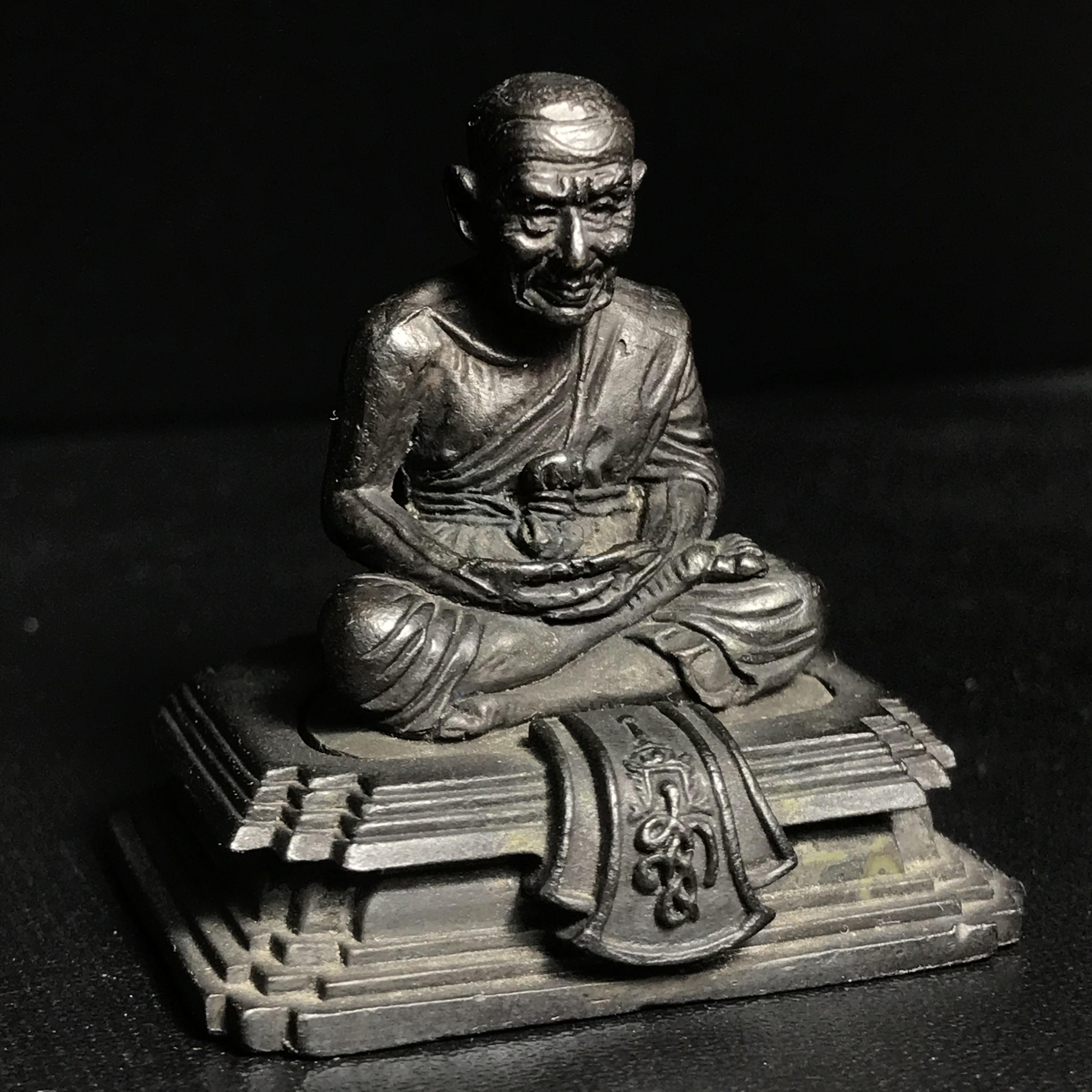 รูปหล่อพระหลวงพ่อทวด สก. ขนาดตั้งบูชาหน้ารถ วัดห้วยมงคล ปี 2546(รุ่น2) สร้างจากเนื้อโลหะที่ตัดชนวนจากส่วนของเศียรหลวงพ่อทวดองค์ใหญ่(คุ้มครองปลอดภัย แคล้วคลาด พิธีใหญ่ มวสสารดี)1 ใน 2500 องค์