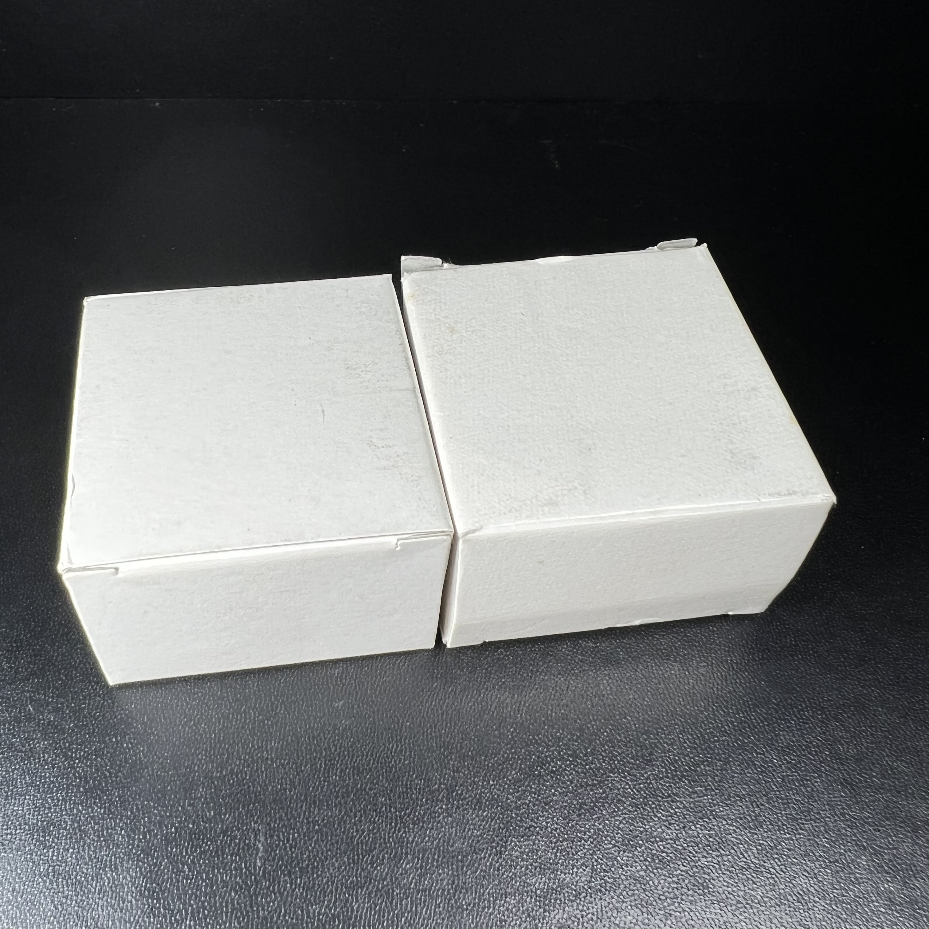 เหรียญหล่อฉลุลายพระพุทธโสธรทรงอาร์มลายกนก เนื้อเงินบริสุทธิ์พ่นทรายนวลขัดเงา(แผ่นกลางทองคำ) พิมพ์เล็ก สูง 2.1 ซม. รุ่น "ทูลเกล้ามหามงคล" ปี 2544(สภาพคัดสวยซีนซองเดิมกล่องบรรจุเดิมครบสมบูรณ์)