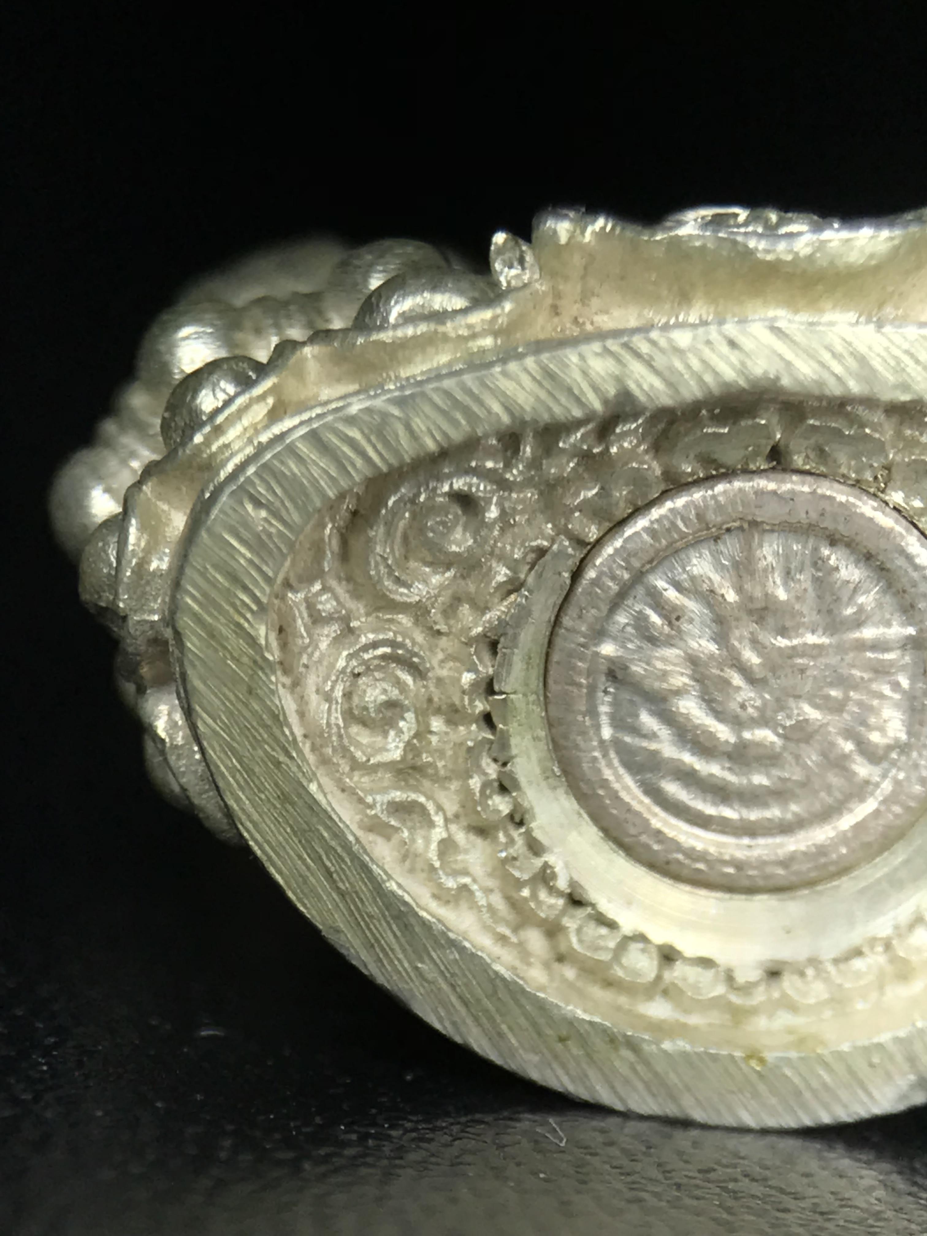 พระกริ่งศิรากาศ ภปร.(พระกริ่งคุ้มเกล้า)วัตถุมงคล"คุ้มเกล้าฯ" มูลนิธิ “คุ้มเกล้า” ในพระบรมราชูปถัมภ์ จัดสร้าง โรงพยาบาลภูมิพล เนื้อเงิน(พิมพ์หน้าไทย)(สภาพผิวขึ้นน้ำทองทั่วองค์สวยมากมาก!!)(ในหลวงรัชกาลที่9เสด็จเททอง)(พิธีใหญ่)(นิยม)