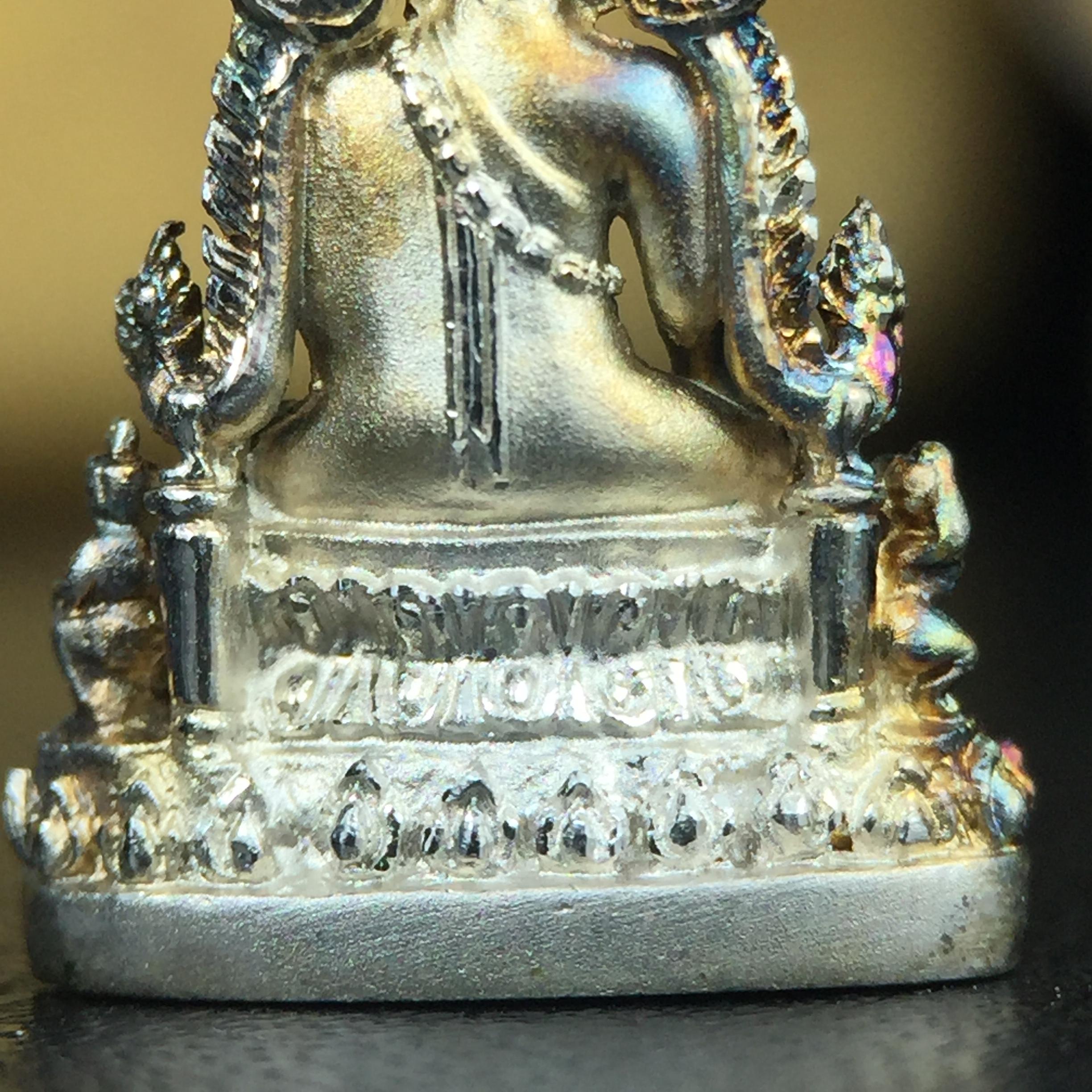 พระพุทธชินราช(จำลอง) ภปร. 84 พรรษา เนื้อเงินชุบทองคำขาว พิมพ์เล็กขนาดหน้าตัก 1/4 นิ้ว (สภาพผิวเดิมสวย ขึ้นสีรุ้งธรรมชาติ แบบนิยม)(พระราชทานมวลสาร จิตรลดาและเส้นพระเจ้า(เส้นผม))พุทธศิลป์ทรงคุณค่าอีกหนึ่งรุ่นยอดนิยม