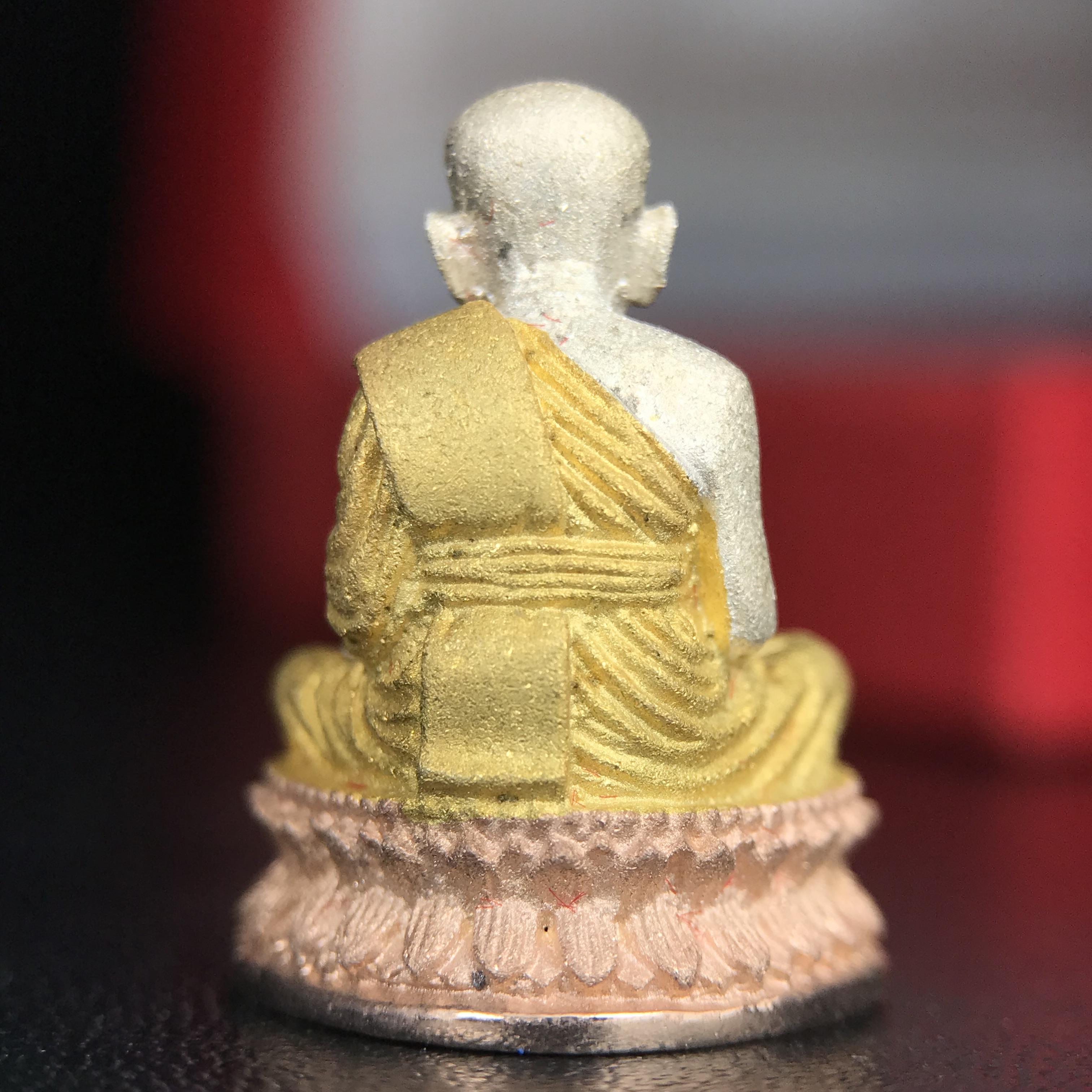 สมเด็จหลวงปู่ทวด วัดช้างให้ รุ่น เฉลิมพระเกียรติ ตราสัญลักษณ์ มวก. พิมพ์ลอยองค์เนื้อเงิน-สามกษัตริย์ ปี 2544 พิธีพุทธาภิเษกใหญ่ ณ อุโบสถวัดช้างให้และอุโบสถวัดพระศรีรัตนศาสดาราม ( วัดพระแก้ว )โดยนิมนต์เกจิชื่อดังสายใต้ทั้งหมดจำนวน 108 รูป