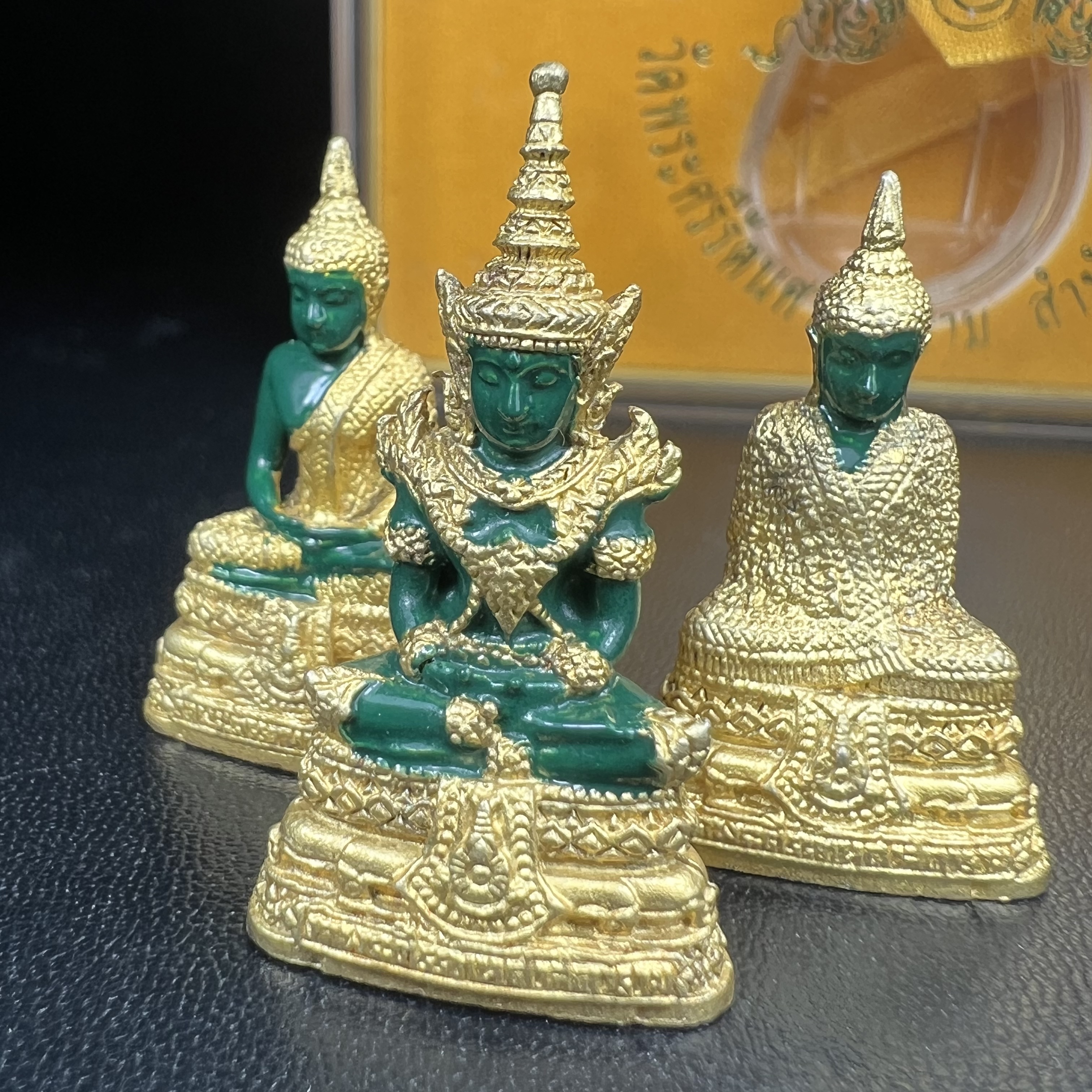 พระพุทธมหามณีรัตนปฏิมากร(พระแก้วมรกต) วัดพระศรีรัตนศาสดาราม สำนักพระราชวัง จัดสร้าง ชุด3 ฤดู ร้อน ฝน หนาว(บรรจุมวลสารใต้ฐาน)