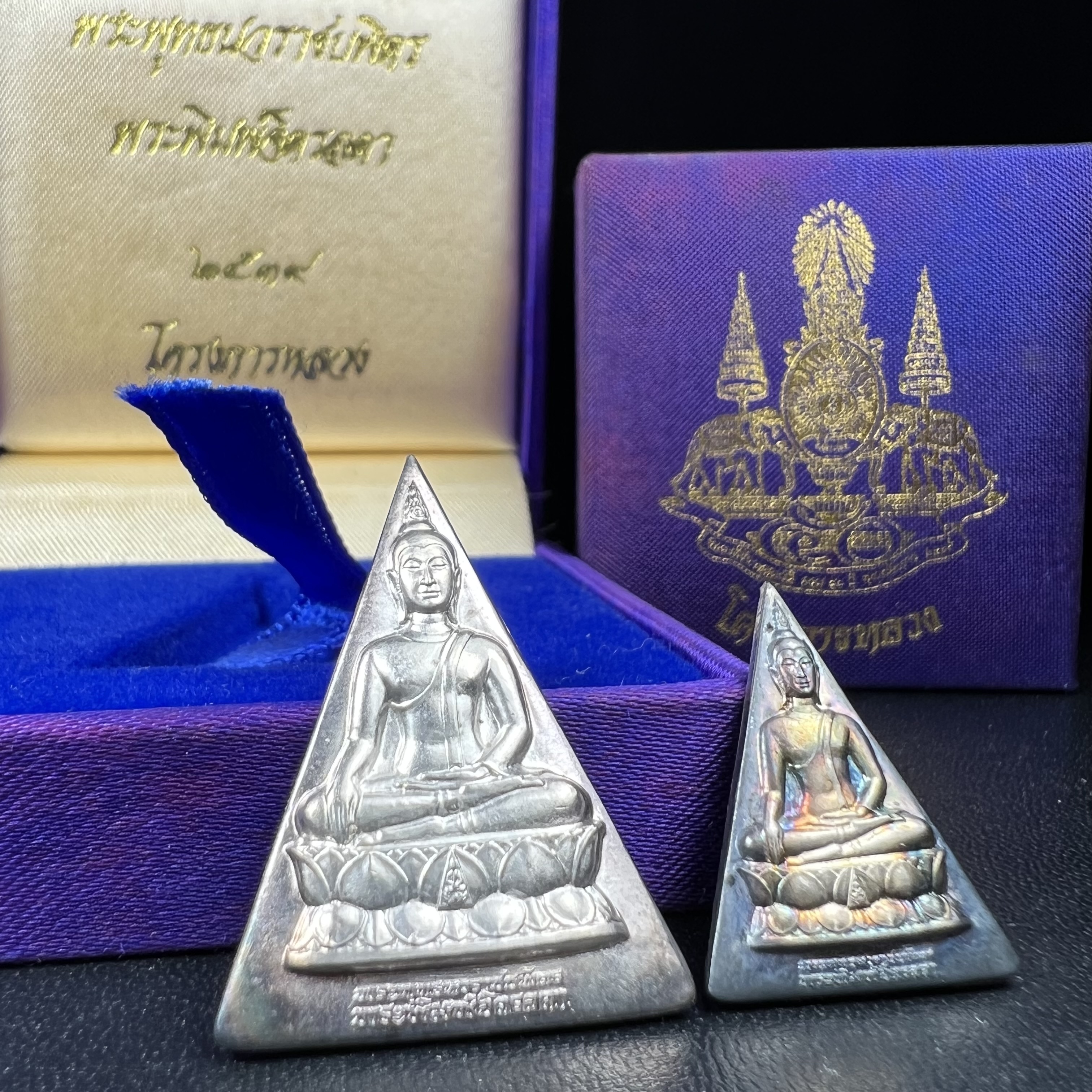 พระพุทธนวราชบพิตร พระพิมพ์จิตรลดา โครงการหลวง ปี2539 (พิมพ์ใหญ่+พิมพ์เล็ก) เนื้อเงินผิวเดิมขึ้นสีรุ่ง สวย แบบนิยมพร้อมกล่องบรรจุเดิม พิธีใหญ่ ปลุกเสกวัดพระแก้ว(1ชุด 2 องค์)