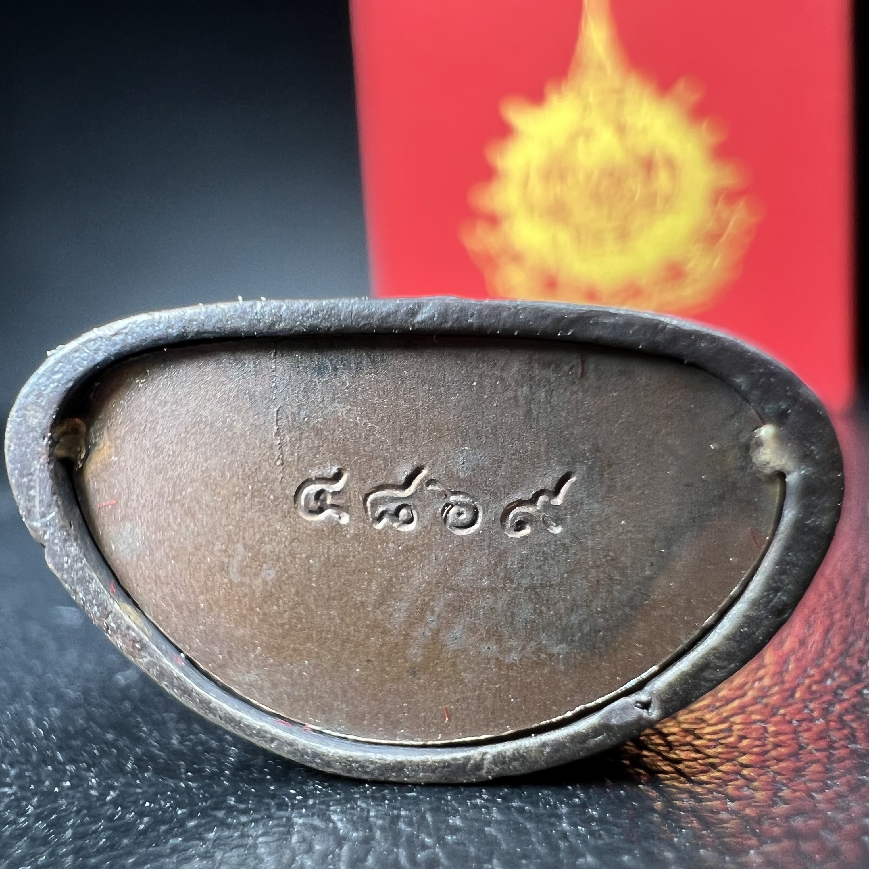 พระกริ่งไพรีพินาศ เฉลิมพระเกียรติ พระบาทสมเด็จพระเจ้าอยู่หัวรัชกาลที่9 พระชนมพรรษา 6 รอบ ปี2542 เนื้อนวโลหะผสมทองคำ(บรรจุเหล็กไหล)ดีนอก-ดีใน