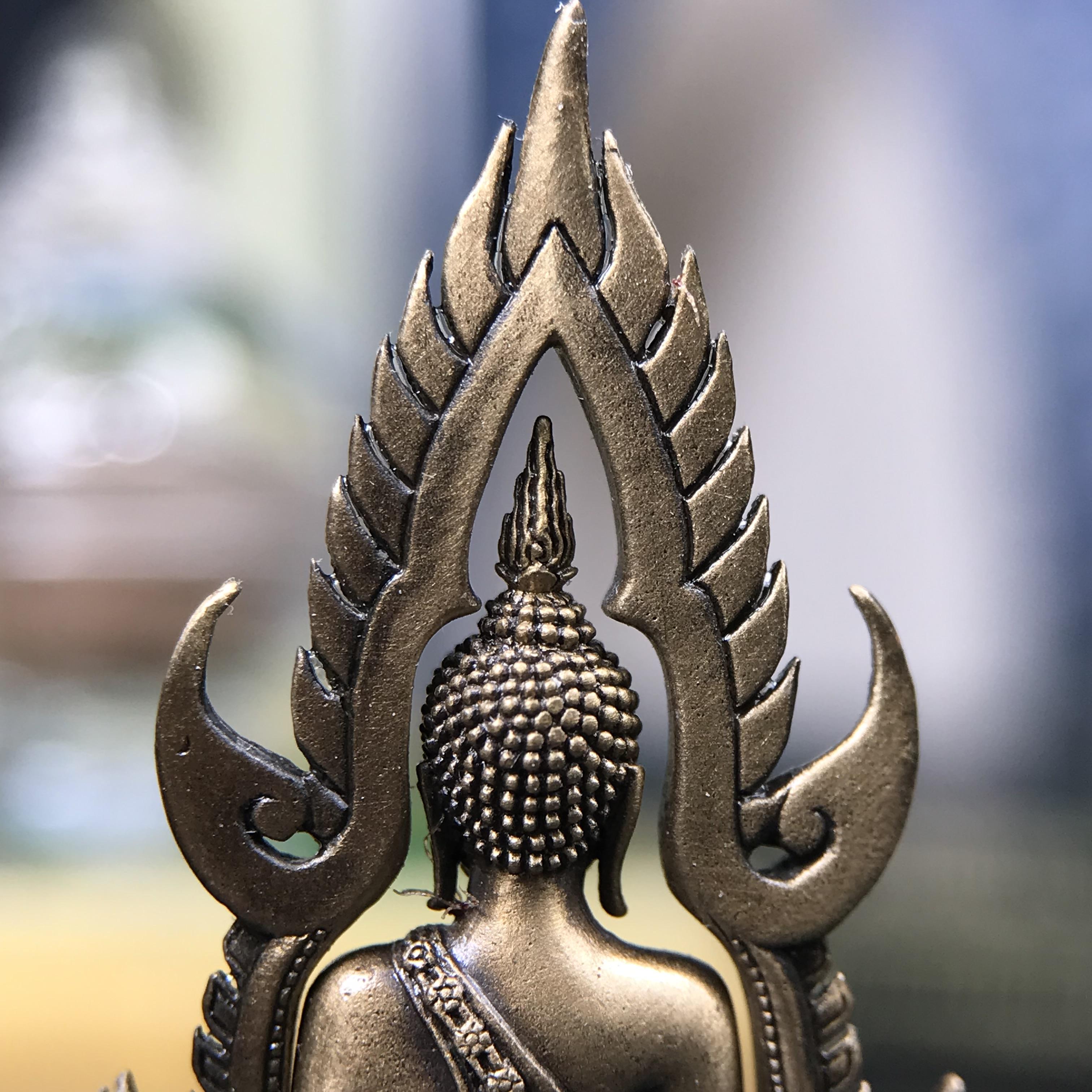 พระพุทธชินราช ภปร. 84 พรรษา ปี 2554 เนื้อบรอนซ์รมดำซาติน พิมพ์กลางขนาดหน้าตัก 1/2 นิ้ว(พระราชทานมวลสาร จิตรลดาและเส้นพระเจ้า(เส้นผม)รัชกาลที่9)พุทธศิลป์ทรงคุณค่าอีกหนึ่งรุ่นยอดนิยม(หมายเลข ๒๓๓๔))