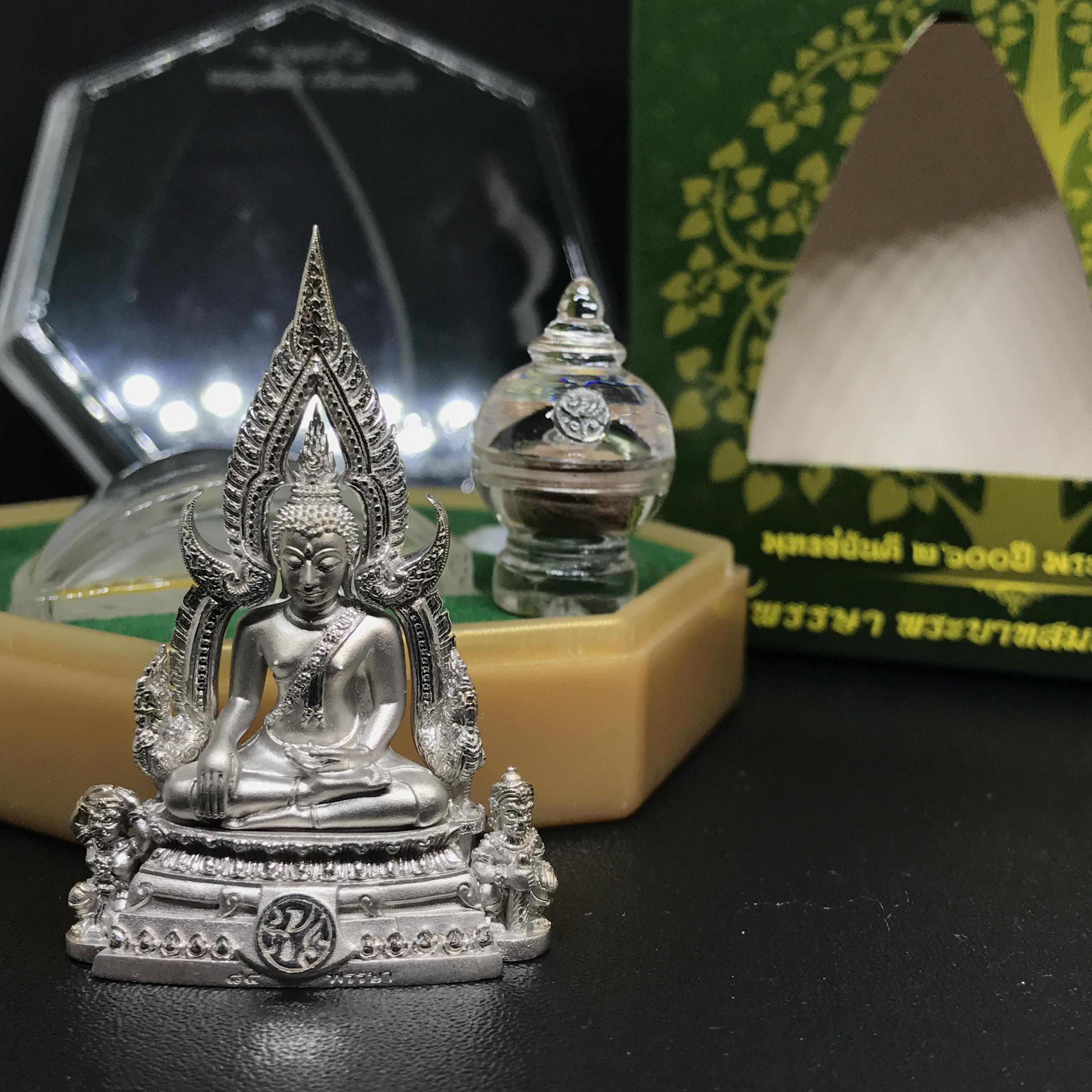 พระพุทธชินราช(จำลอง) ภ.ป.ร. 84 พรรษา เนื้อเงินชุปทองคำขาว พิมพ์ใหญ่ขนาดหน้าตัก 3/4 นิ้ว
